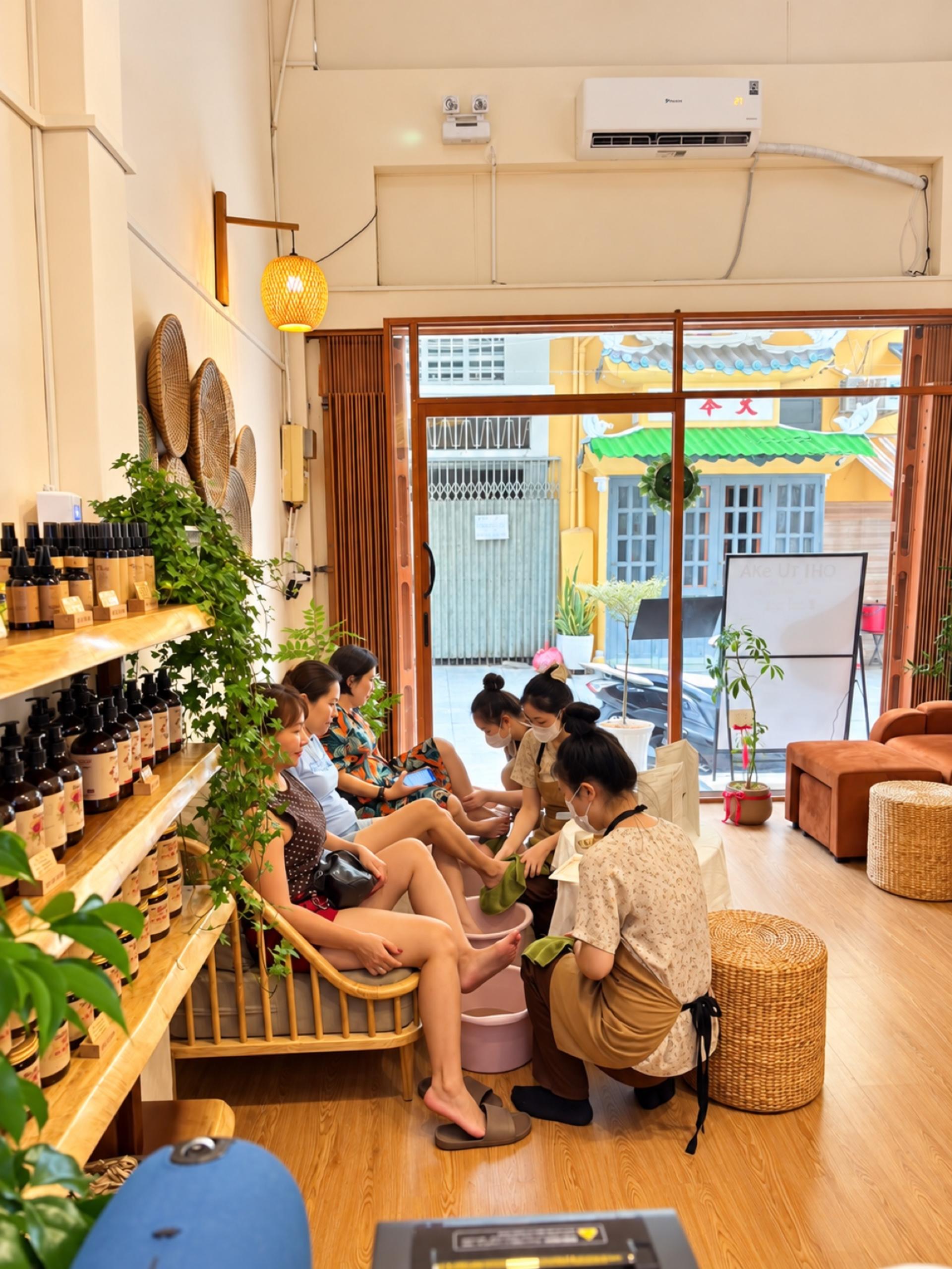 Chi Tu Head Spa  & Massage Vo Van Tan Branch, Ho Chi Minh City - Thumbnail 4