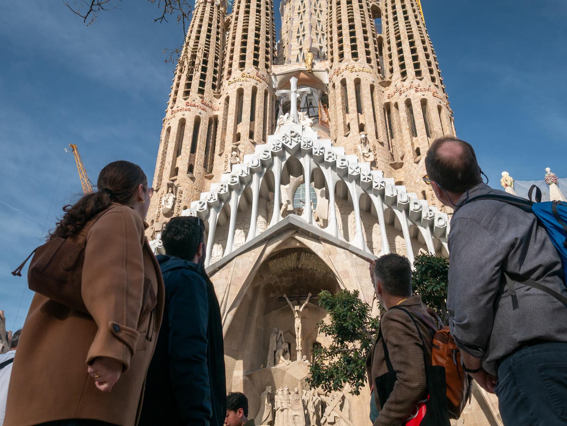 Sagrada Familia Golden Hour & Casa Mila Tour with Cava Tasting  - Thumbnail 2