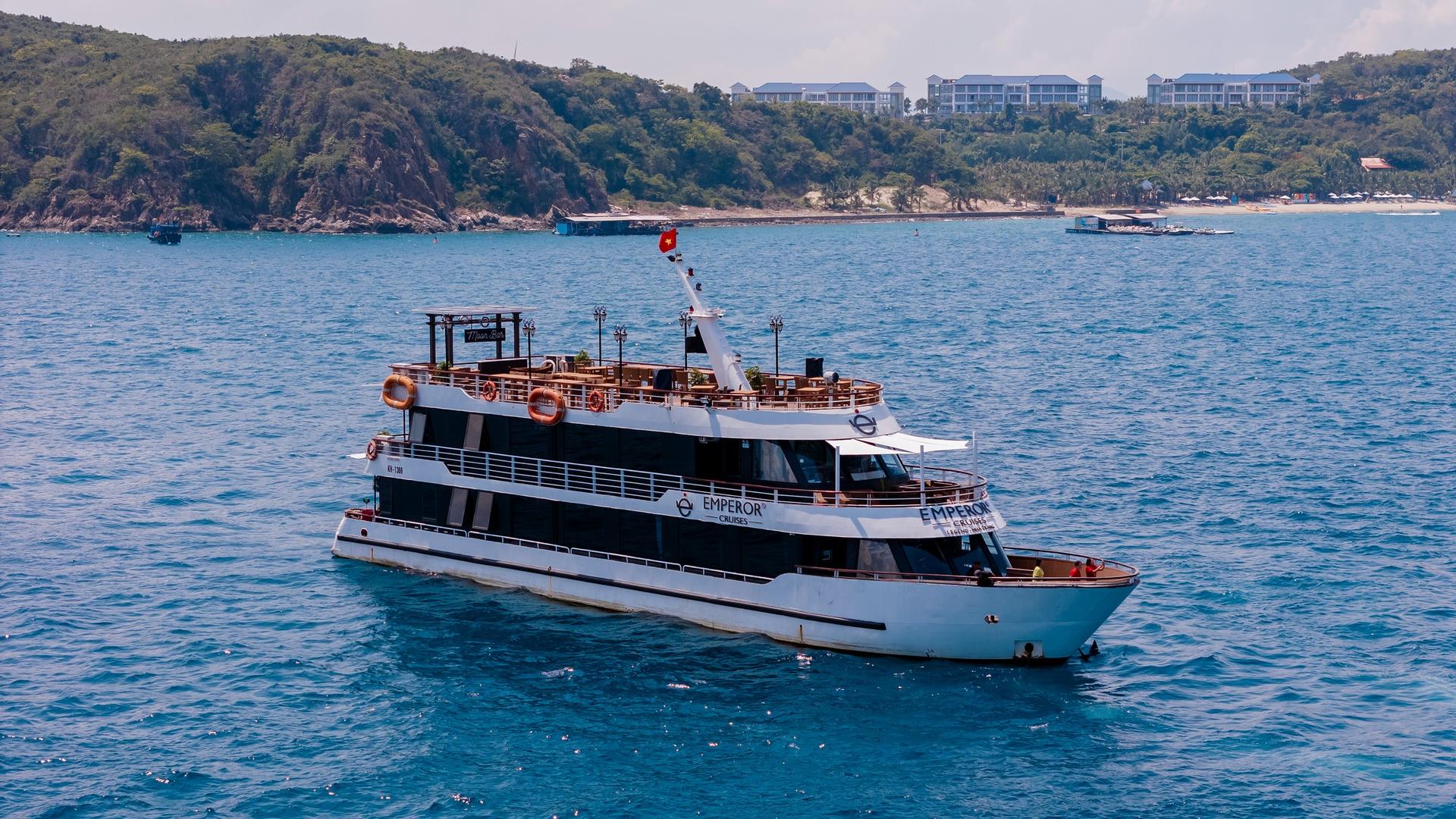 Nha Trang Luxury Dinner Cruise on Emperor Legend with Seafood - Thumbnail 2