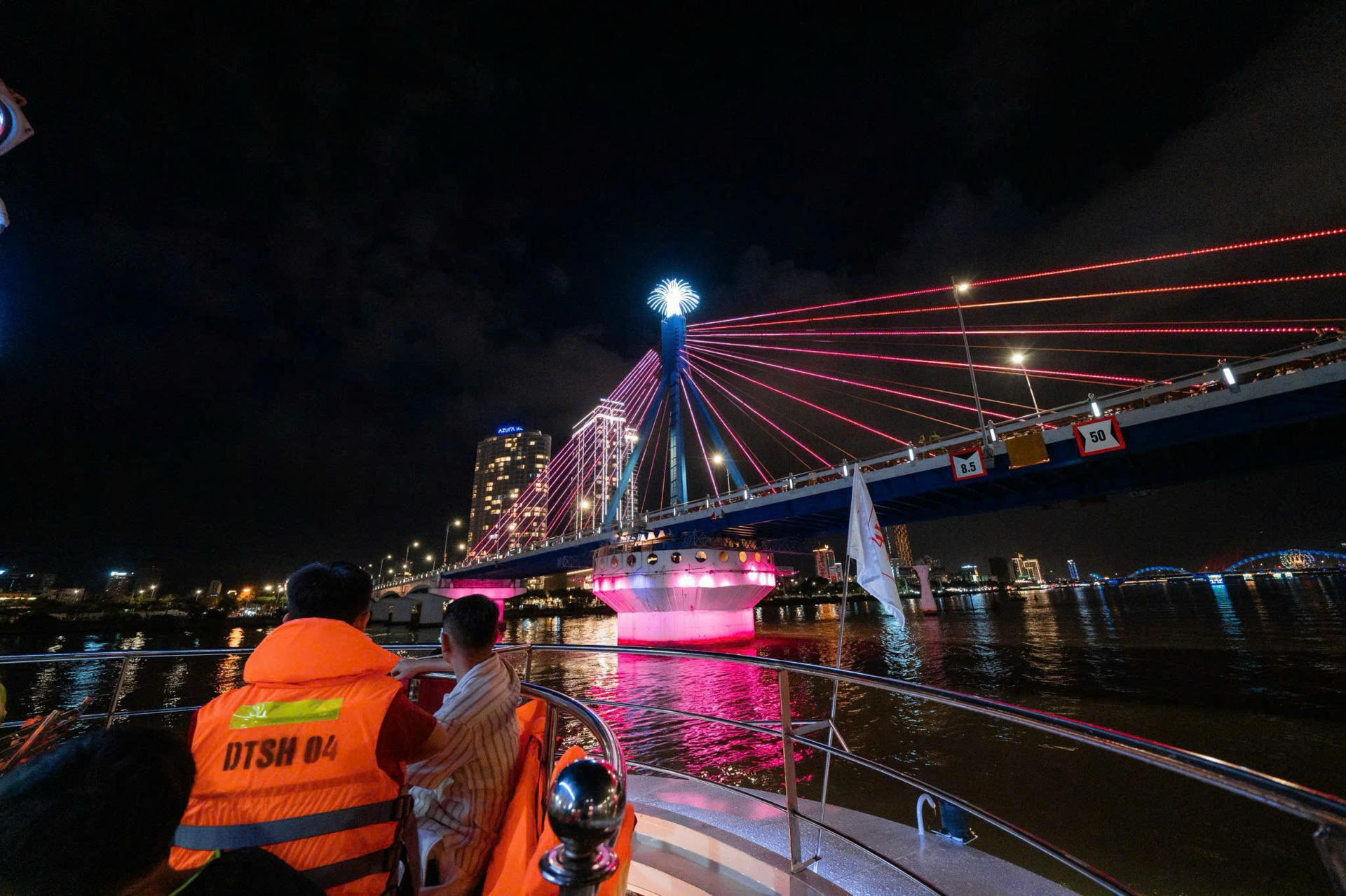Han River Sightseeing and Dining Experience on 4U Cruise in Da Nang - Thumbnail 9