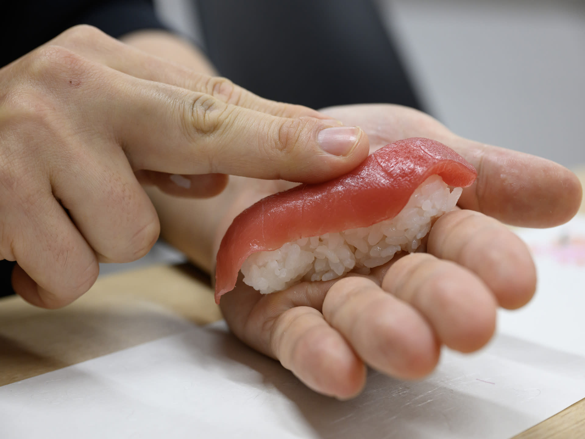 1-Hour Sushi Bento Making in Tsukiji Fish Market - Thumbnail 6