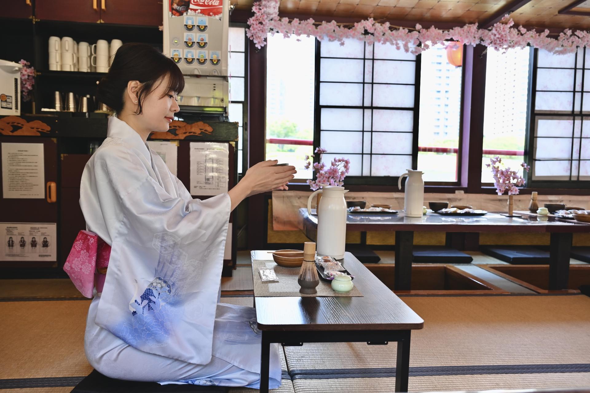 Tokyo Cherry Blossom Themed Tea Ceremony Houseboat Experience: Shamisen Performance & Cultural Show & All-You-Can-Drink - Thumbnail 2
