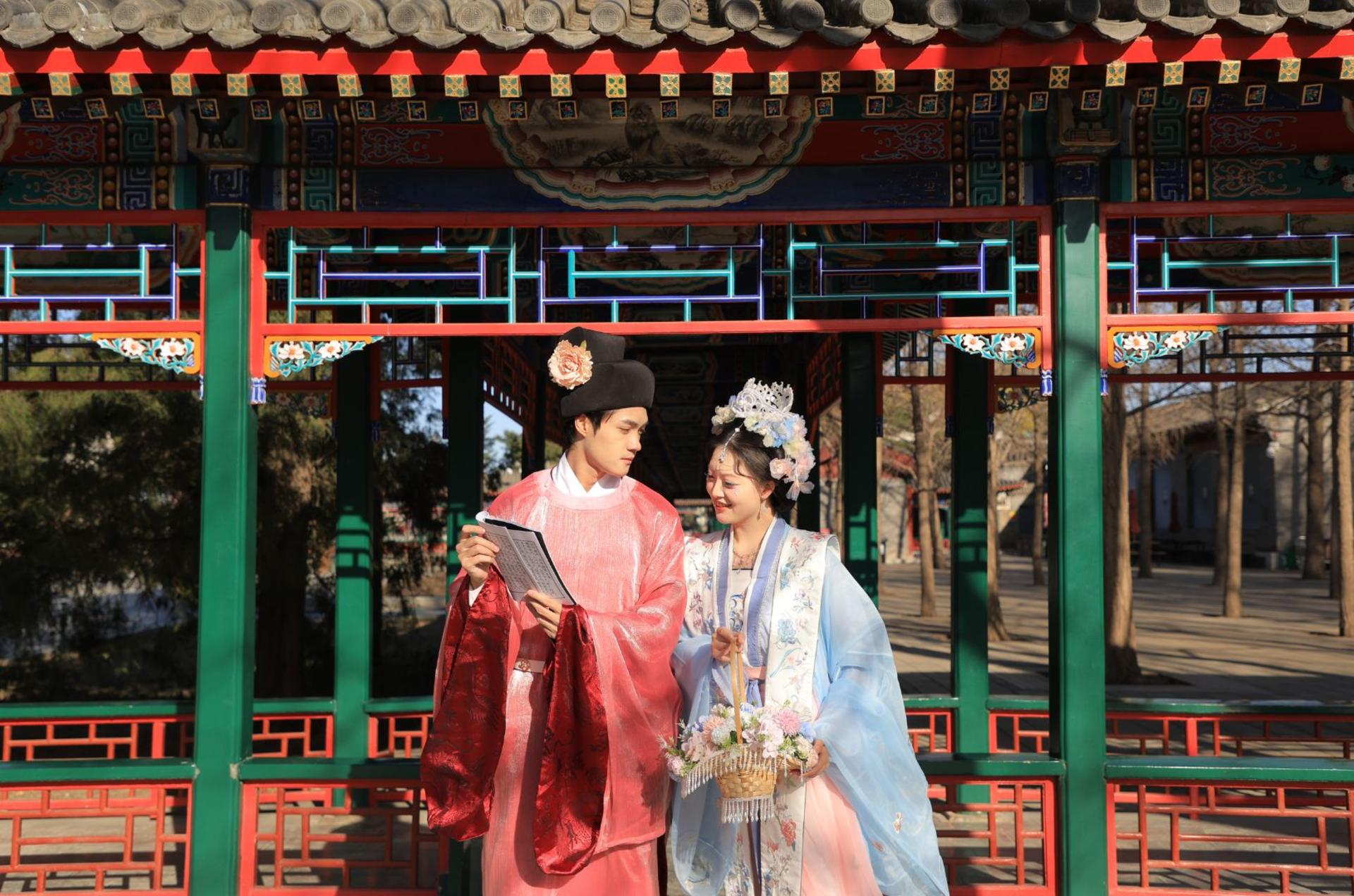 Beijing Hanfu/Song Dynasty Style/Warring States Robe/Qing Dynasty Han Chinese Women's Clothing Rental and Photography Experience (Chinese and English-speaking staff available in-store for barrier-free communication) - Image 1