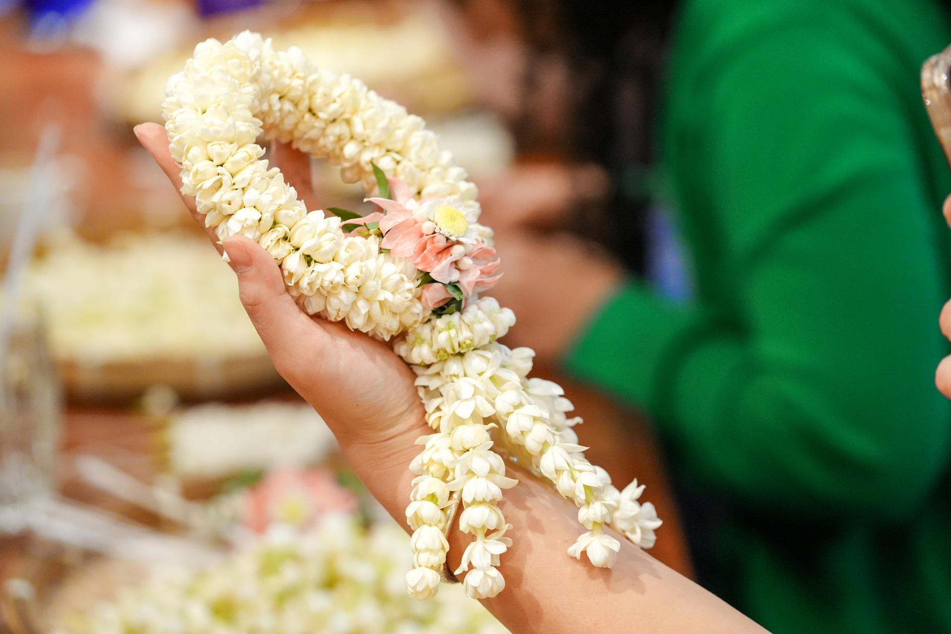 White Lotus Thai Garland Workshop at Pak Khlong Talat Market Tour in Bangkok - Thumbnail 21