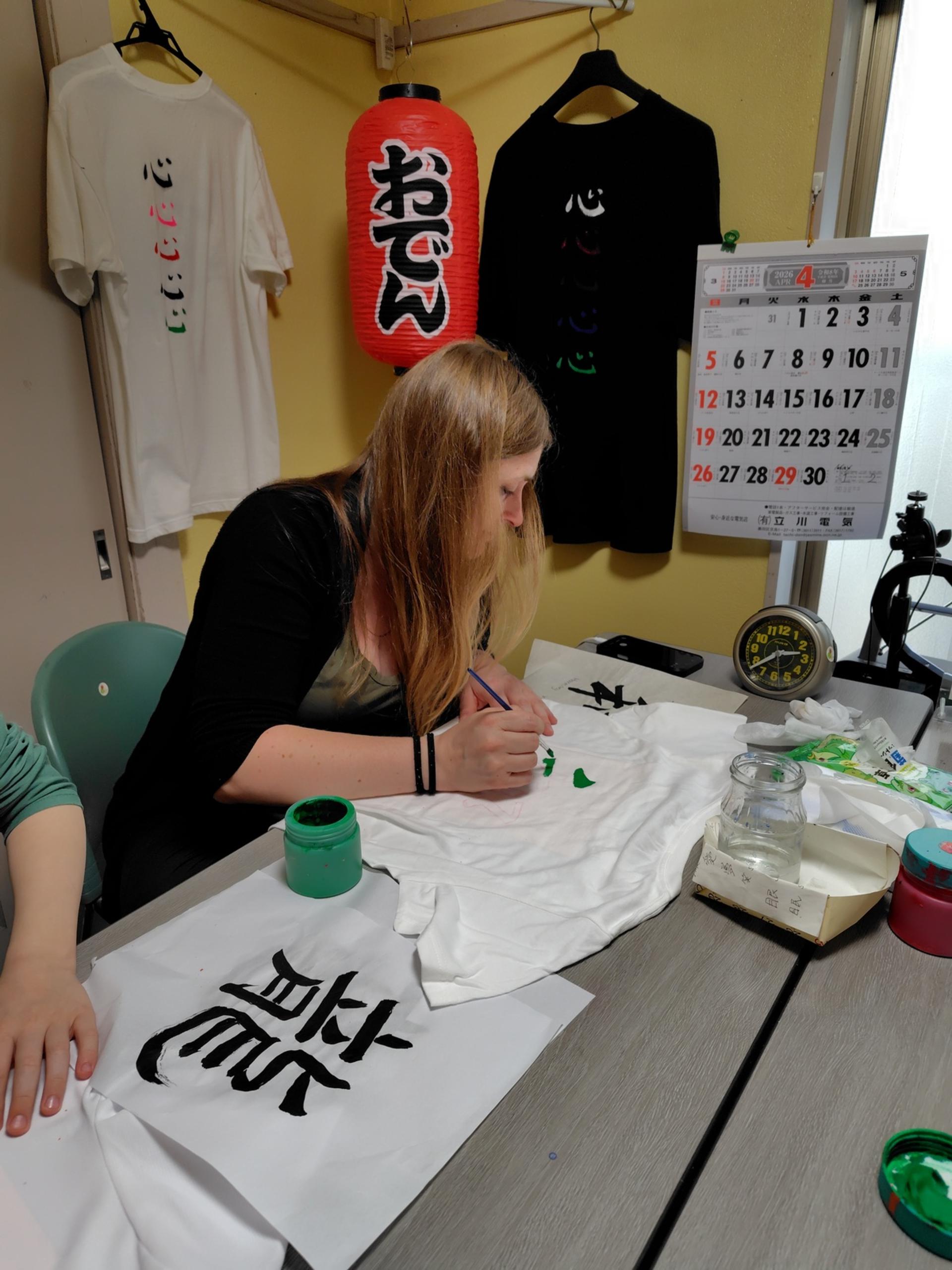 [Tokyo EdoHakuyo]: Kanji T-Shirt Painting & Okonomiyaki Making - Thumbnail 21