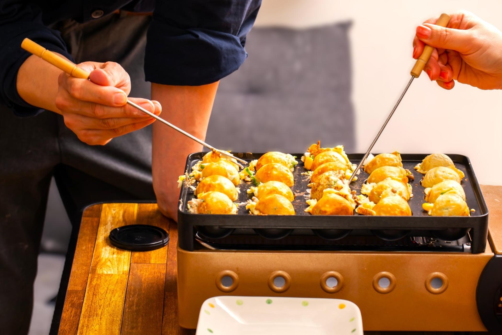 Shinjuku Takoyaki Making Experience: Make Osaka's specialty! - Thumbnail 13