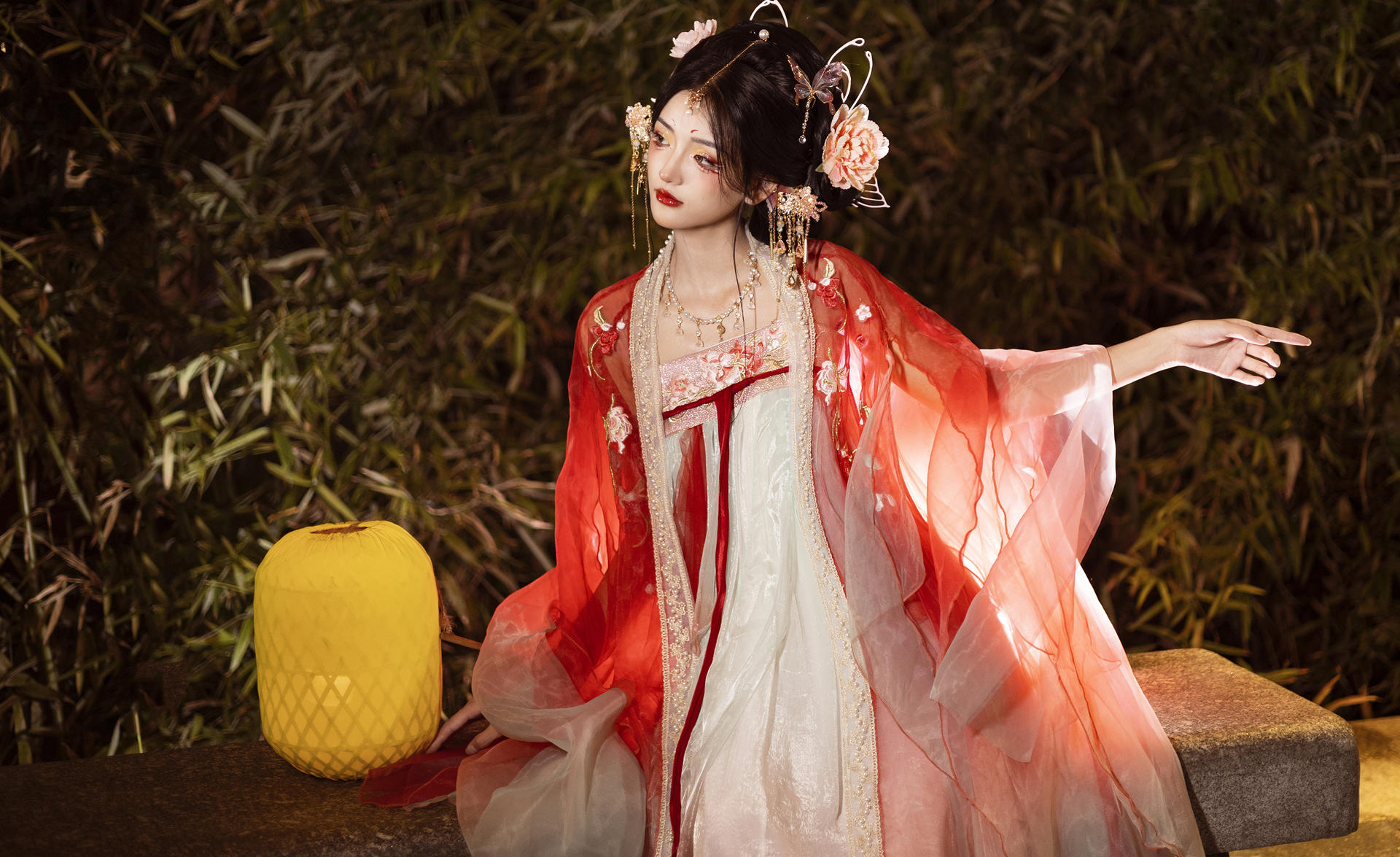 Shanghai Yu Garden Traditional Chinese Costume Hanfu Qipao Experience (Hanfu Rental/Makeup/Photography) - Thumbnail 6