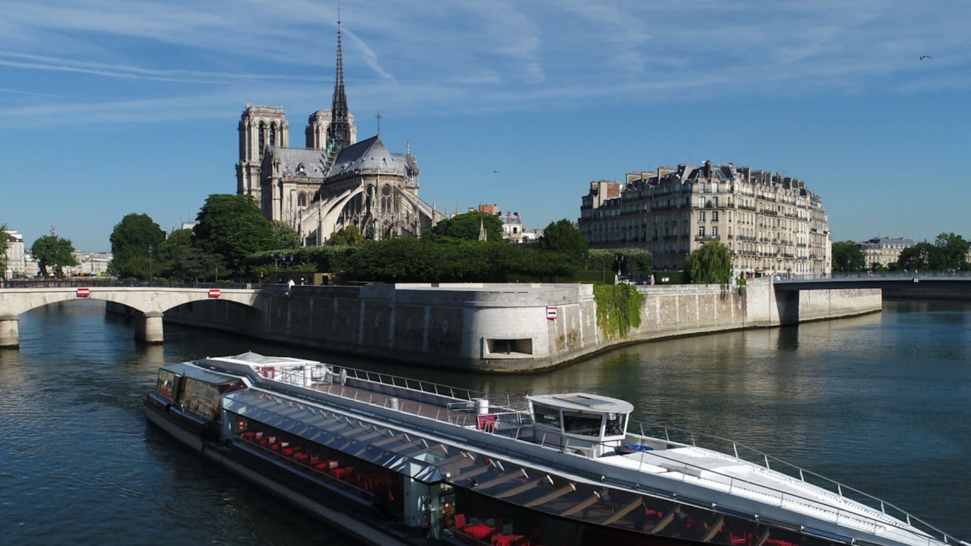 Seine River, Bateaux Mouches dinner cruise with live music in Paris - Thumbnail 7