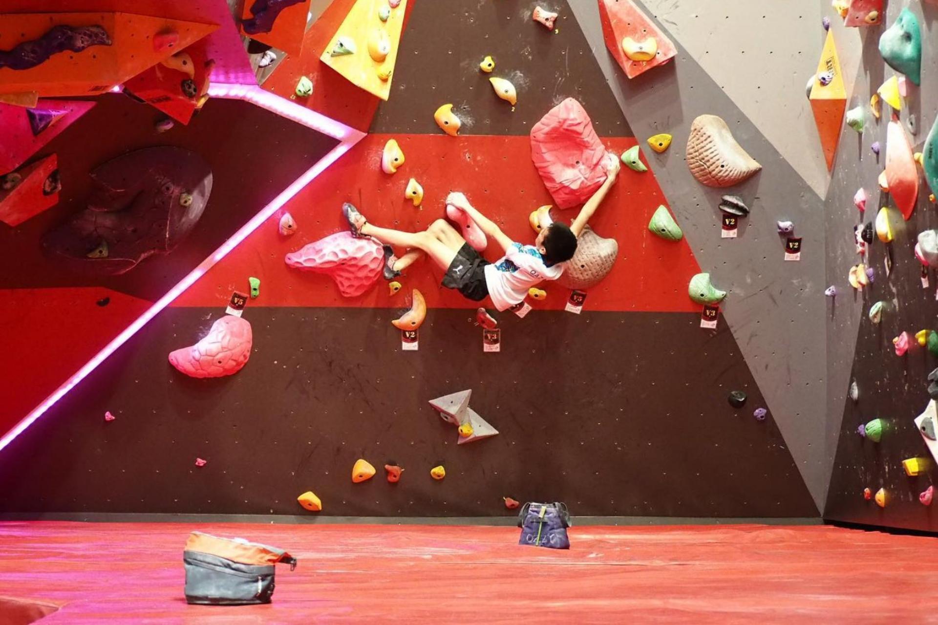 Gravity Lab Indoor Climbing Experience in Bangkok - Thumbnail 2