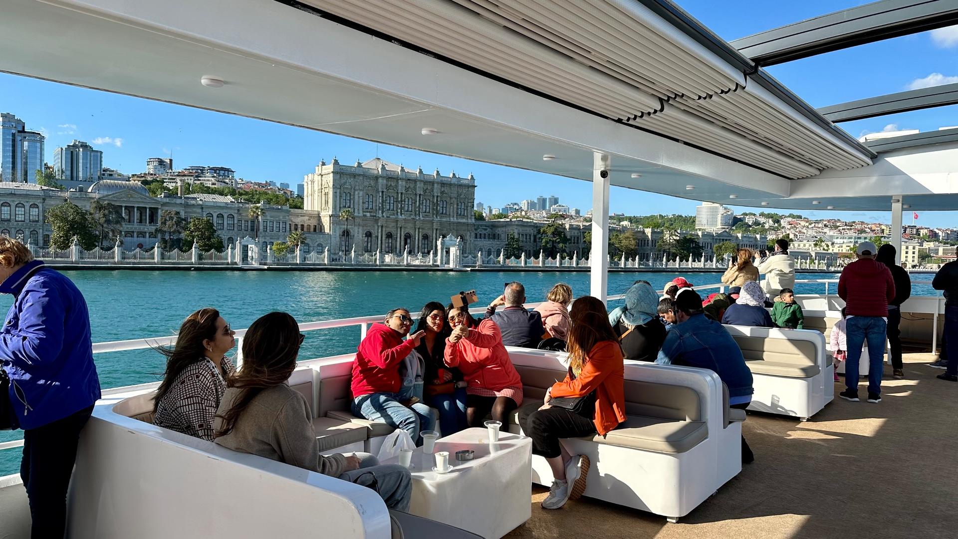 Mega Lufer Sightseeing Cruise with Audio Guide in Istanbul - Thumbnail 3