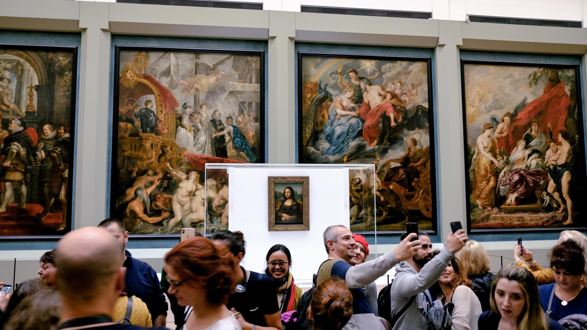 Louvre Museum and Seine River Cruise Tour - Thumbnail 9