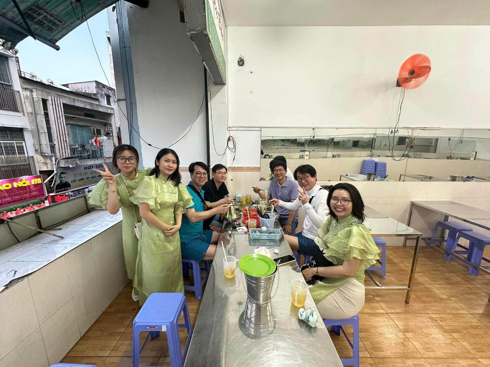 Ho Chi Minh City: Walking Street Food Tour with 12 Local Tastings - Thumbnail 11