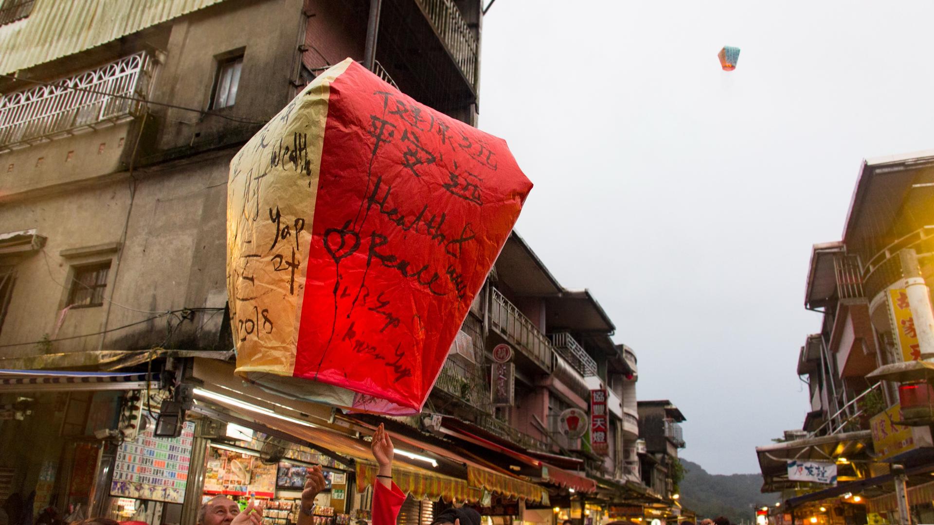 Yehliu, Yin & Yang Sea, Shifen, and Jiufen Tour (With Hotel Pick-Up) - Thumbnail 2