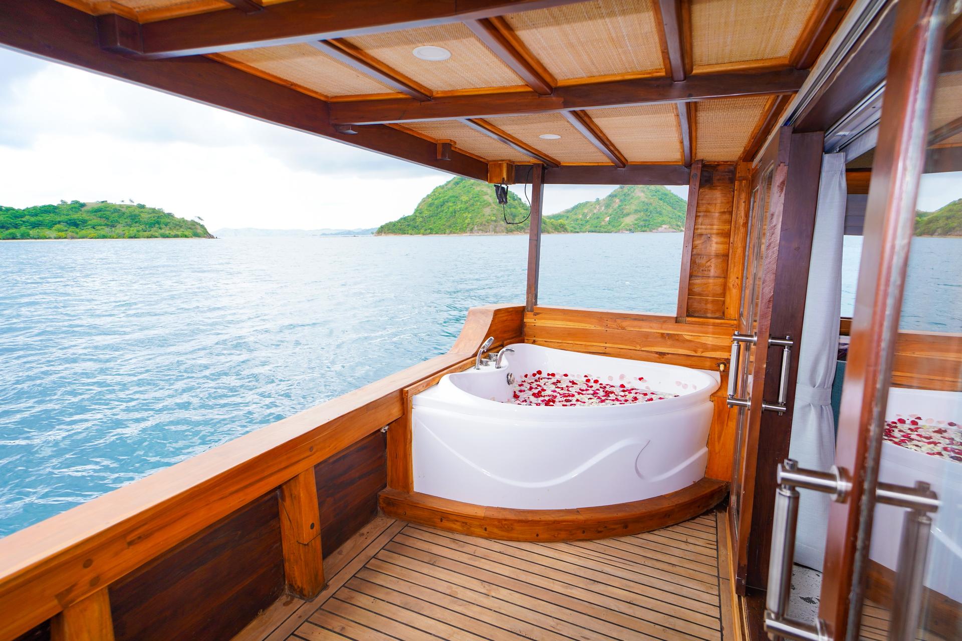 Labuan Bajo Multi-Day Phinisi Liveaboard Experience - Thumbnail 18