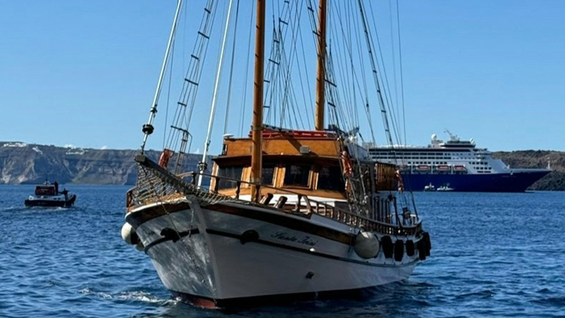 Sunset cruise tour in Santorini - Thumbnail 4