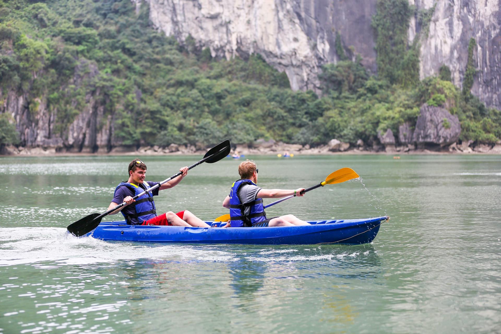 Reina Day Cruise: Ha Long Bay with Sung Sot and Ti Top - Thumbnail 4