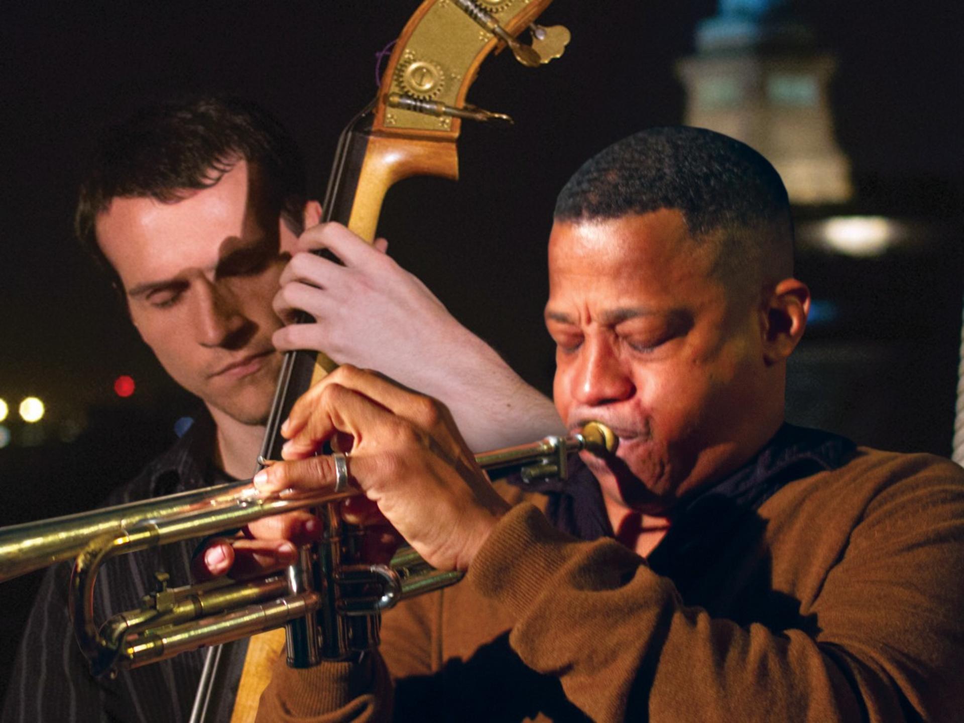 Afternoon Golden Hour or Sunset Wine and Jazz Sail Experience in NYC - Thumbnail 4