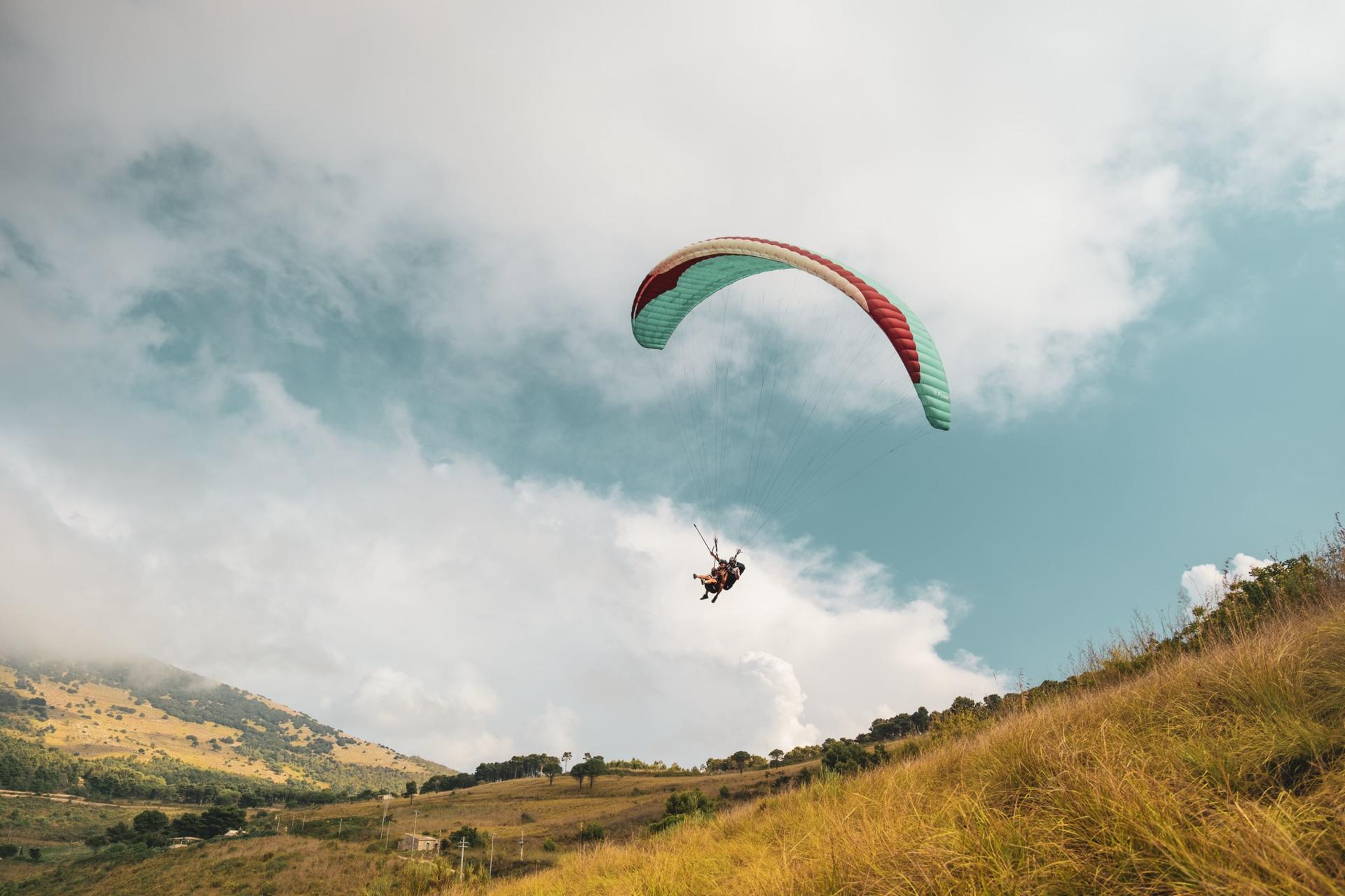 Tandem paragliding flight in Palermo - Thumbnail 4