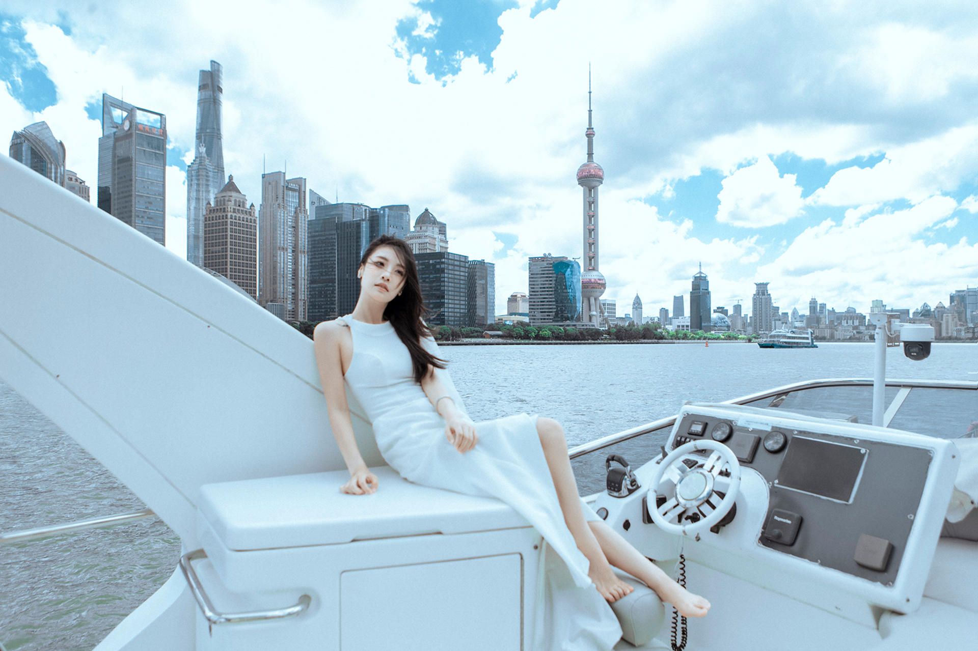 Shanghai Bund single person yacht photography service, approximately 2 hours, includes clothing and styling. - Thumbnail 5