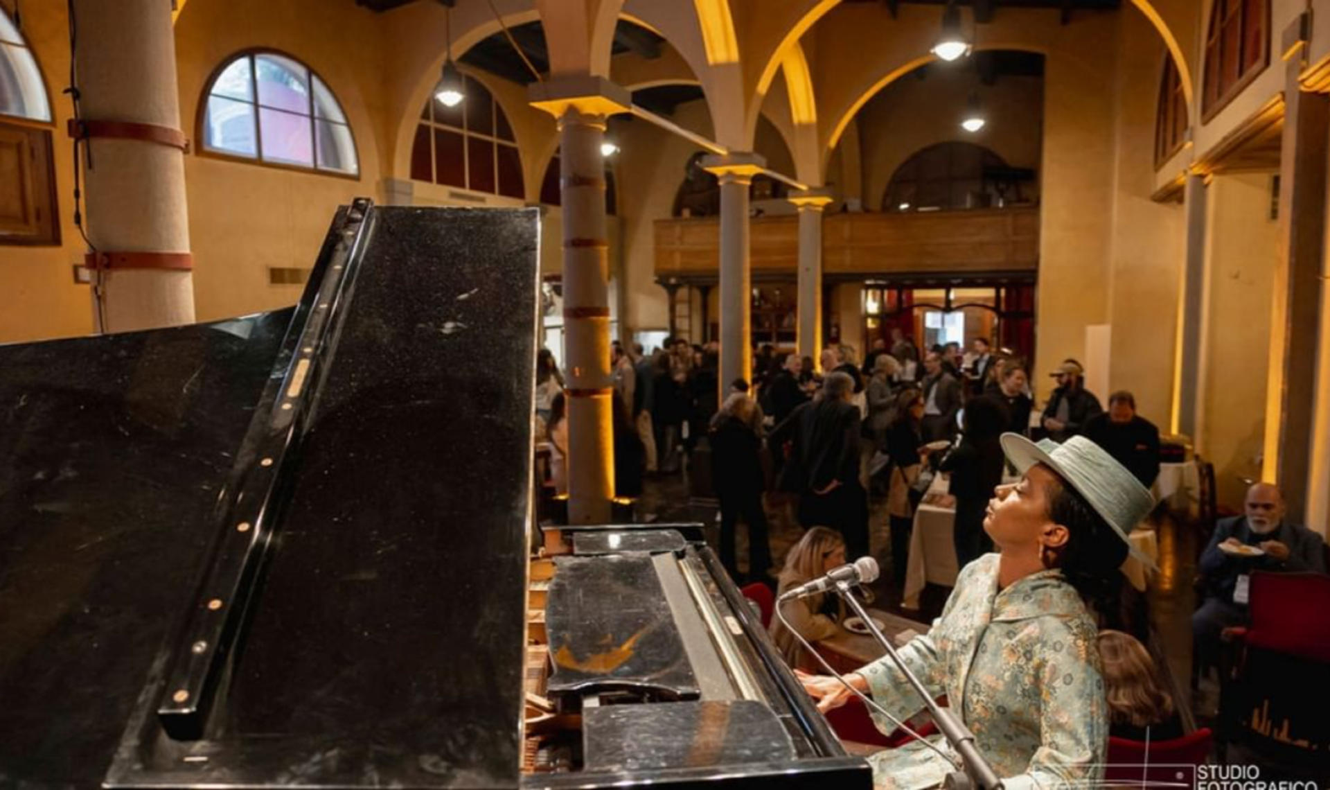 Dinner & show at the Teatro del Sale in Florence - Thumbnail 3