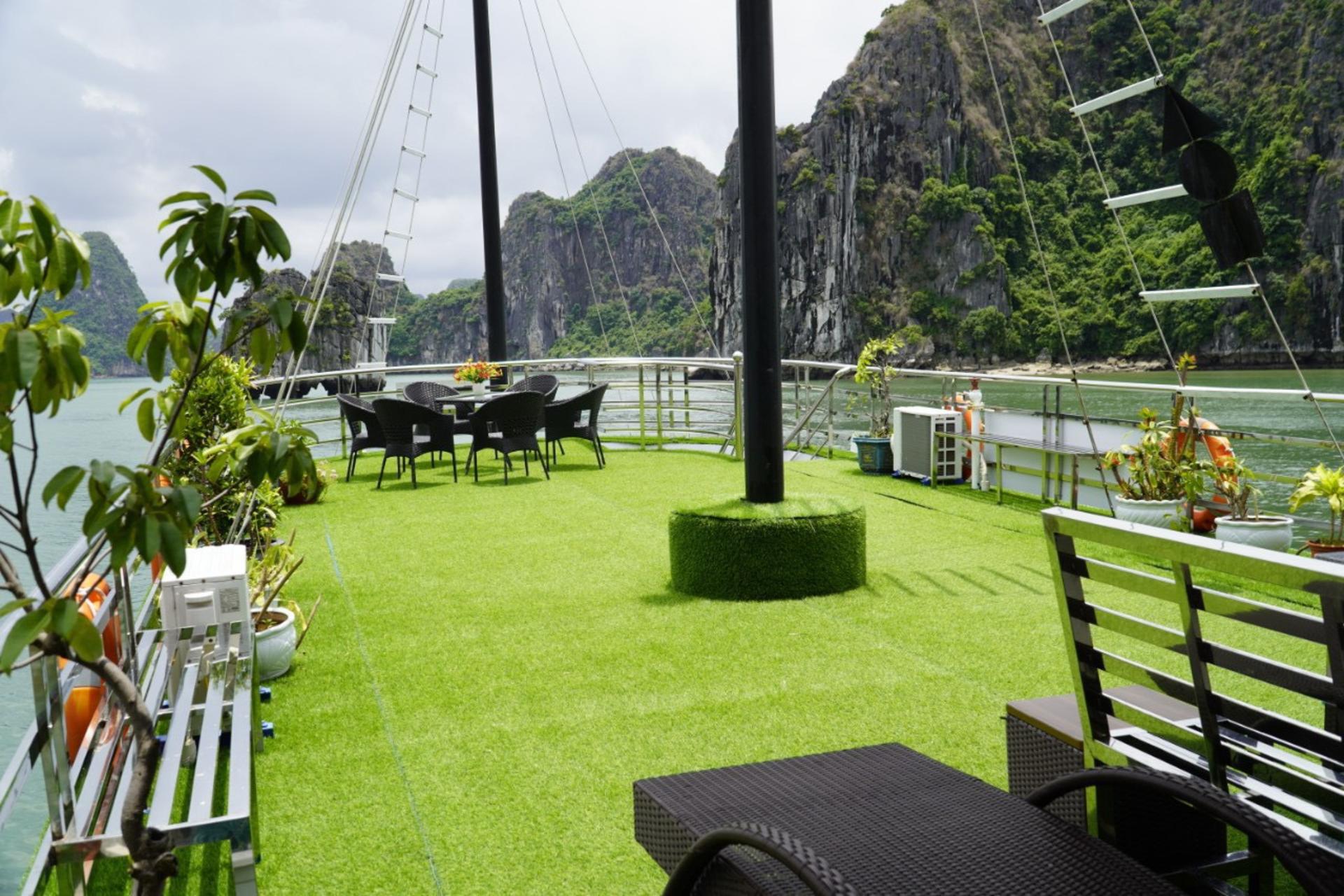 Ha Long Bay Nature and Island Hopping Day Tour - Thumbnail 4