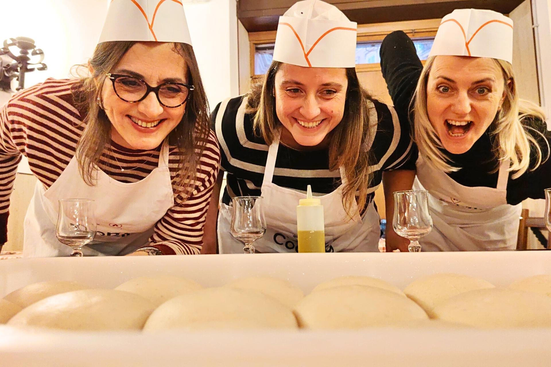 Authentic Roman Pizza Class in Trastevere with walking gelato tour - Thumbnail 4