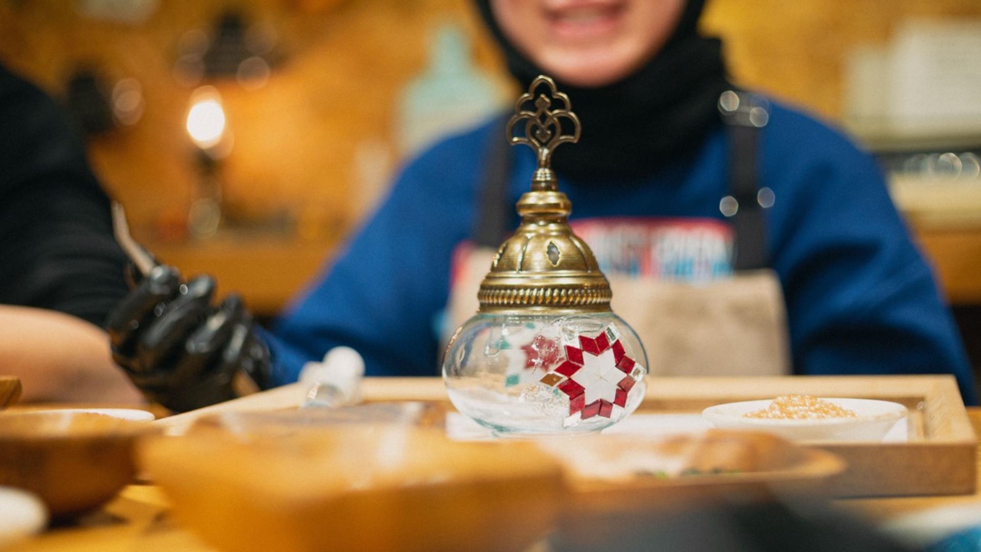 Turkish mosaic lamp workshop with snacks and drinks in Istanbul - Thumbnail 4