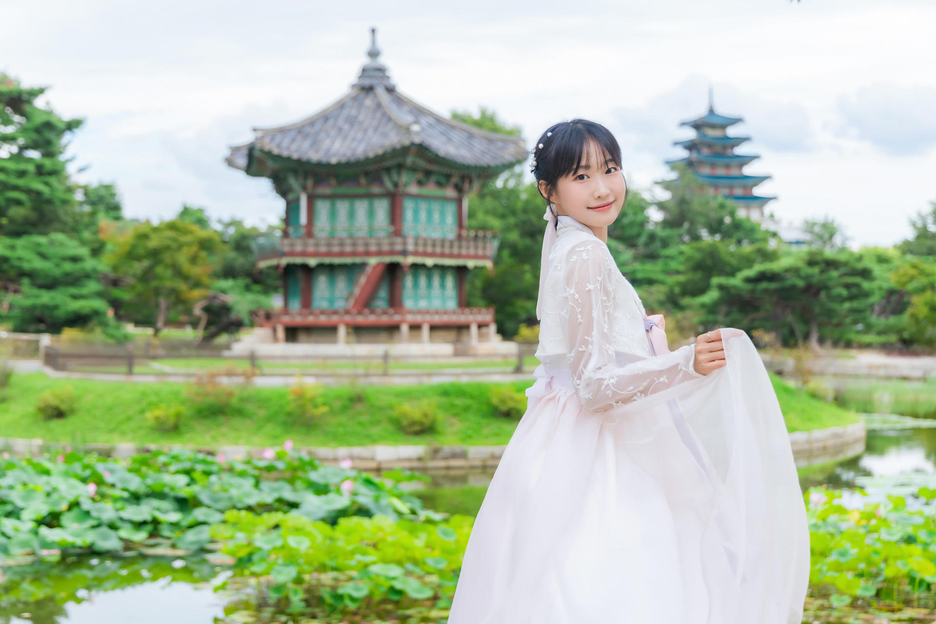 Gyeongbokgung Hanbok & Hairstyling Experience - Thumbnail 37