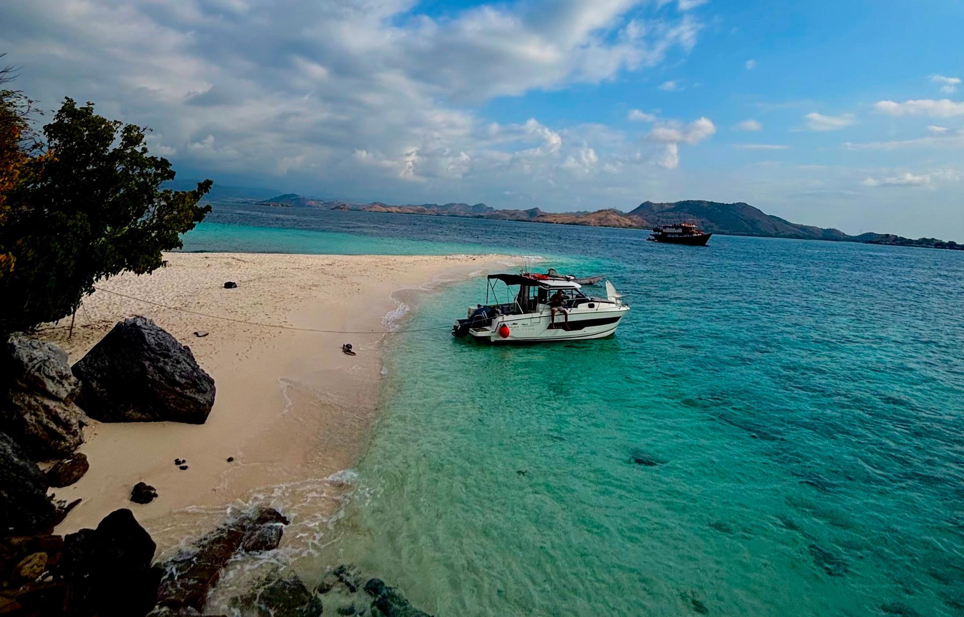 Private Komodo Yacht Tour from Labuan Bajo by Salaya Yacht - Thumbnail 28