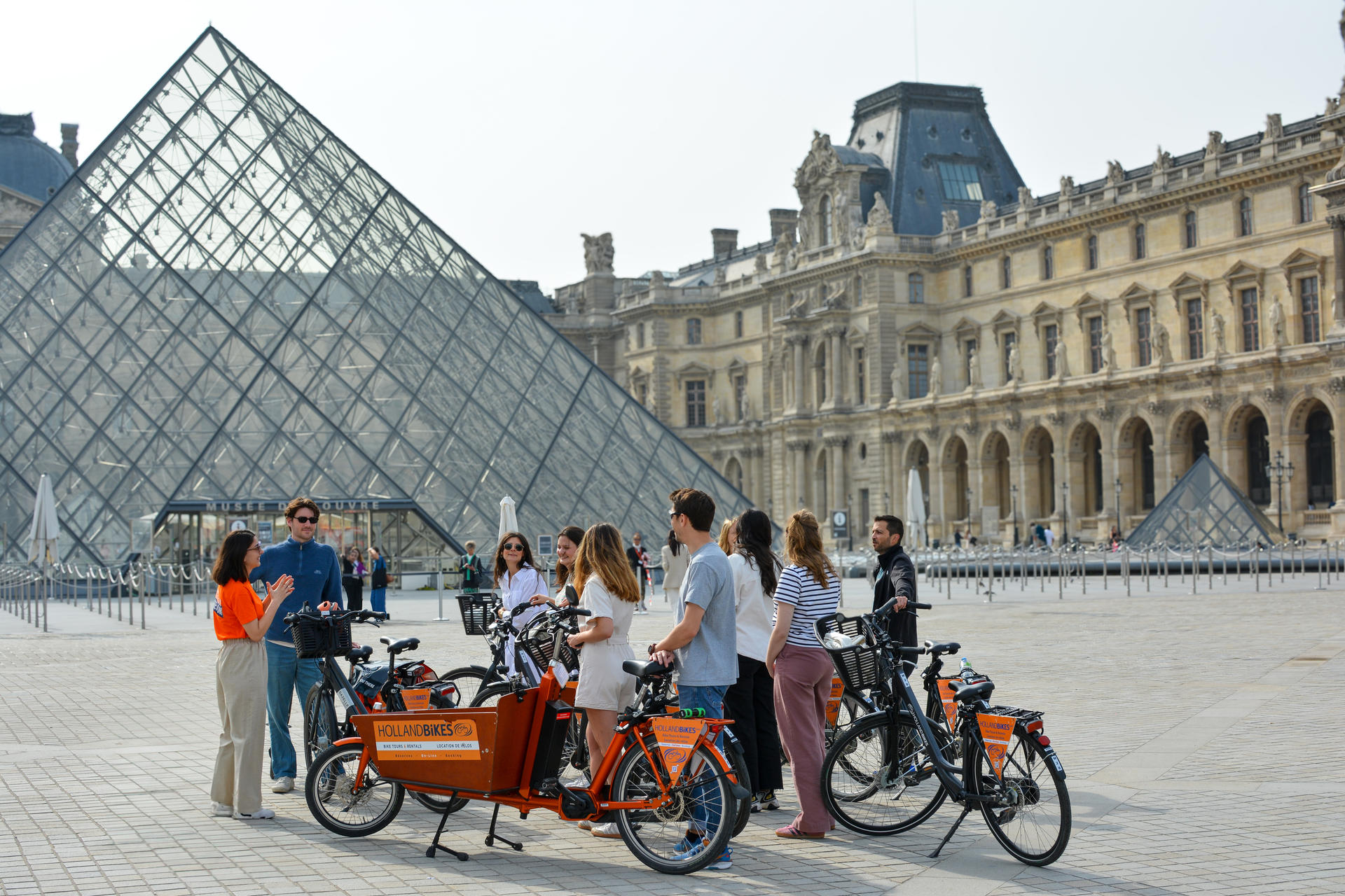 3-Hour City Highlights Bike Tour in Paris - Thumbnail 2