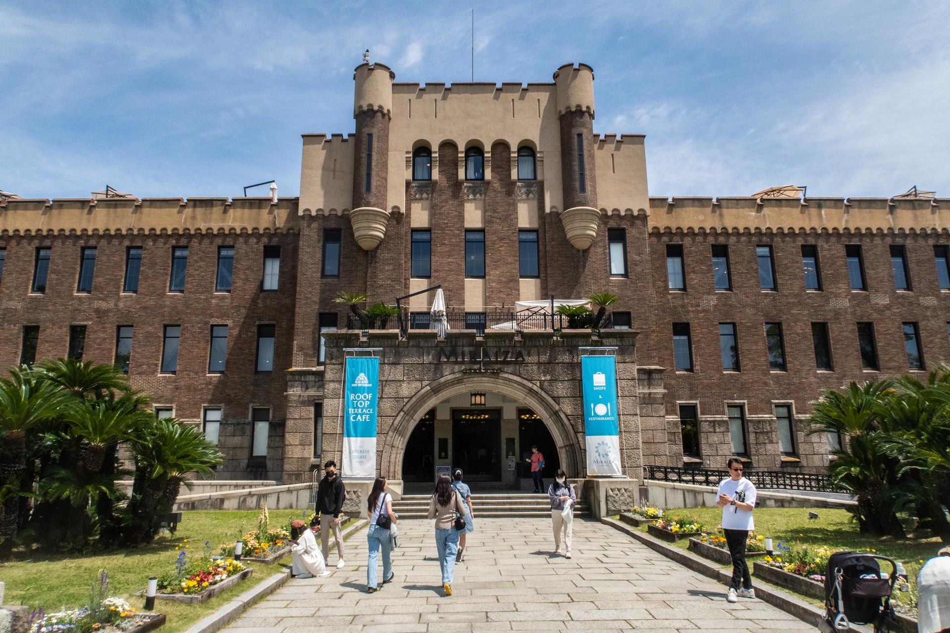 Osaka Castle 3 hours Historical Walking Tour - Thumbnail 9