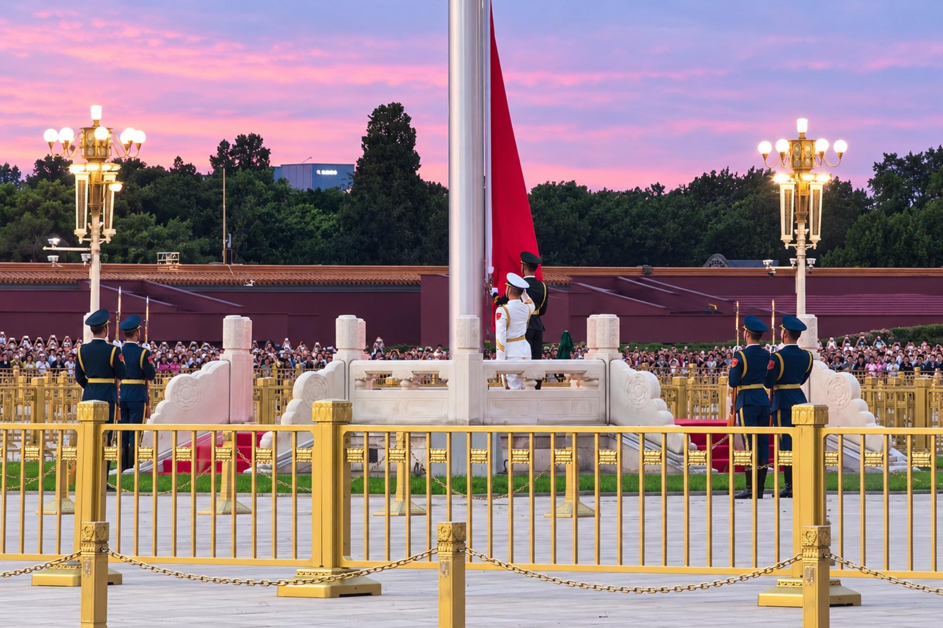 Tour of the sunset flag-lowering ceremony at Tiananmen Square - Thumbnail 2