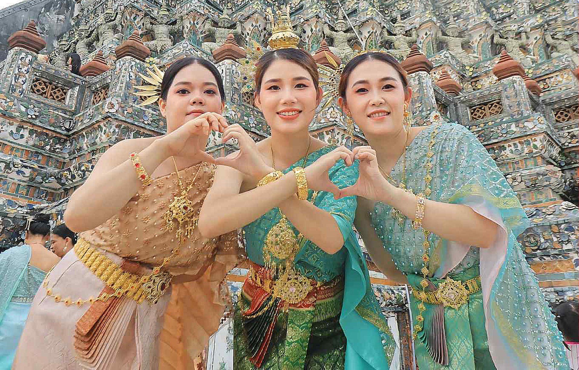 Full Set Thai Costume Rental in Bangkok + Hairdo & Makeup - Thumbnail 5