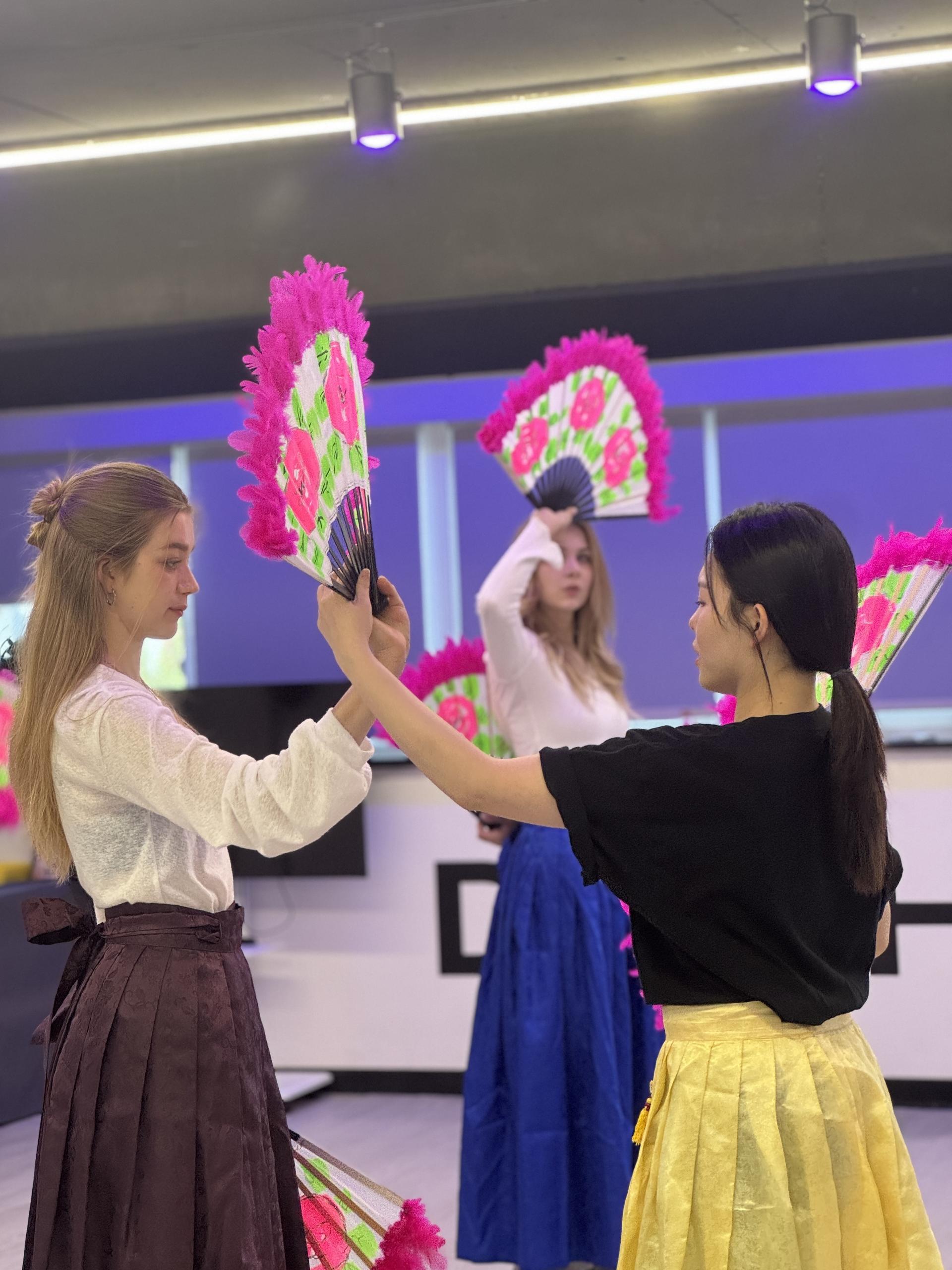 Seoul Korean Traditional Dance Fan Dance Private One-Day Class - Image 1
