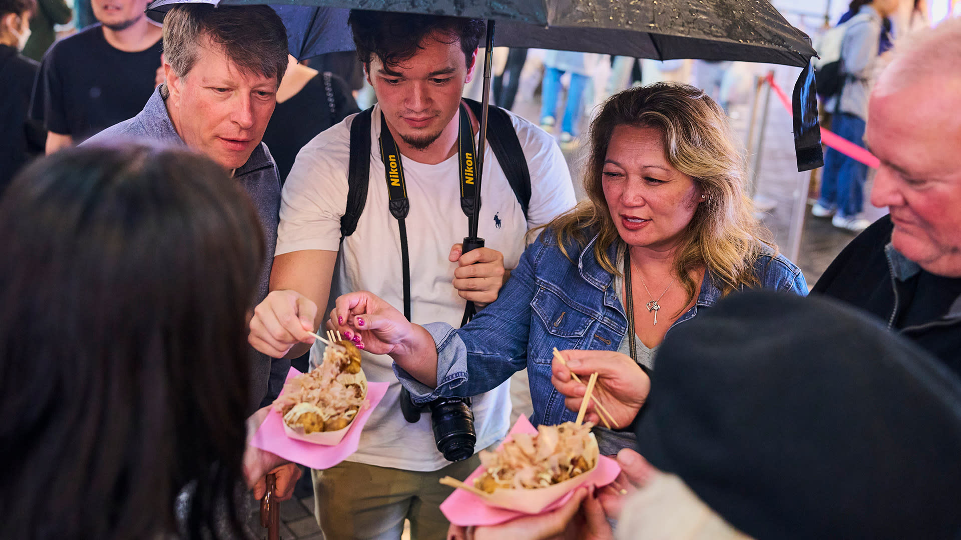 Osaka: Guided Food Tour with 12 Dishes and 2 Drinks - Thumbnail 5