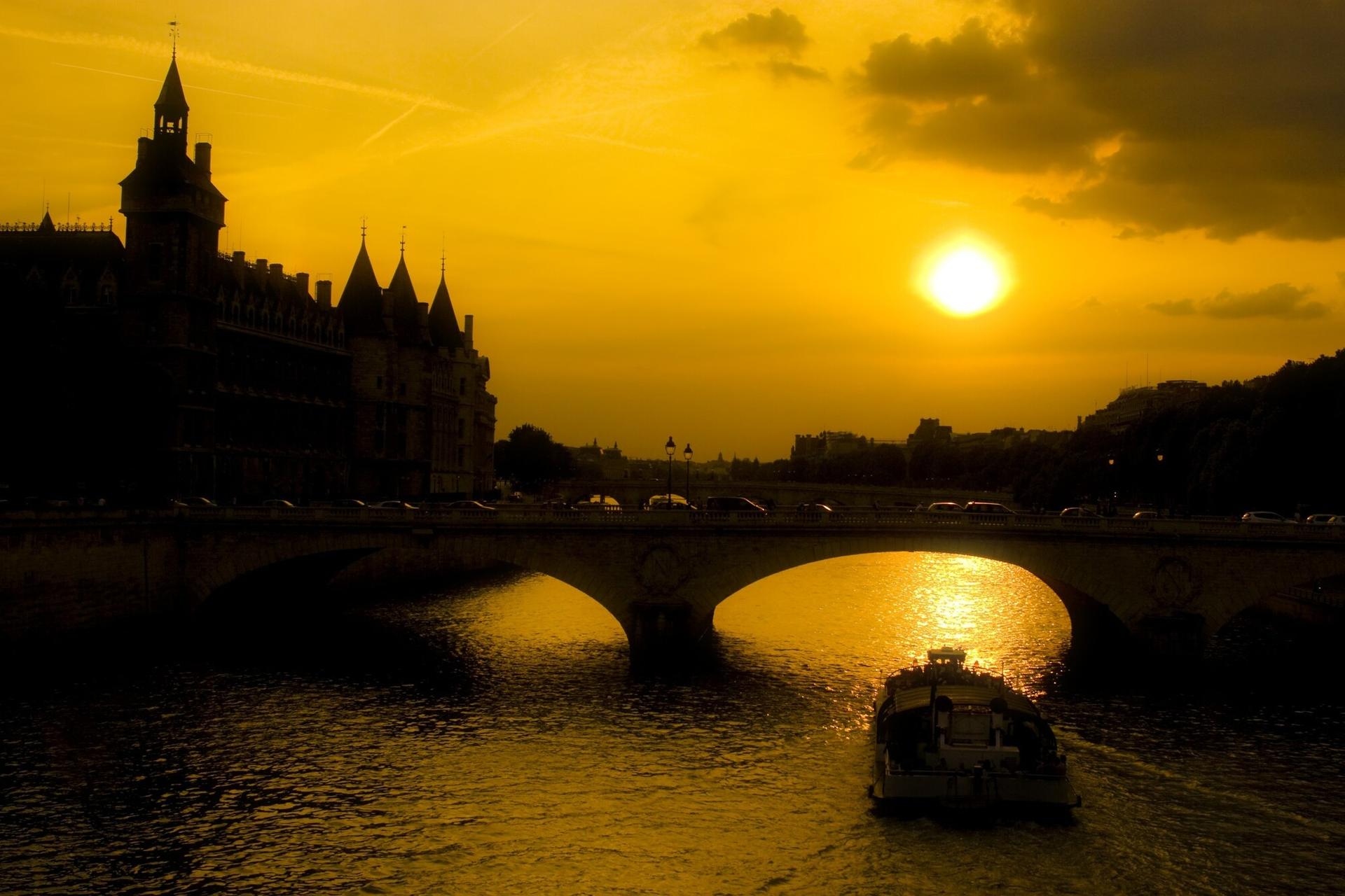 Ghosts, Mysteries and Legends Evening Walking Tour in Paris - Thumbnail 4