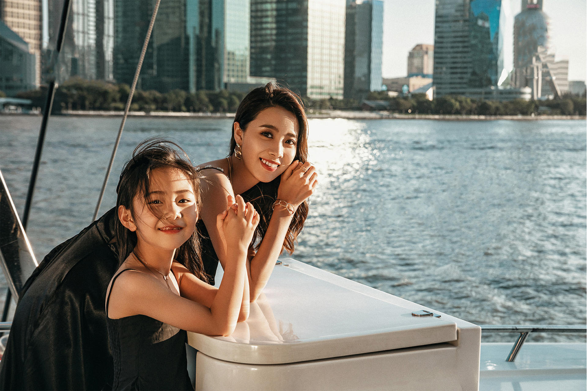 Shanghai Bund Parent-Child Yacht Photography (All Negatives Included & Costumes/Styling Included) - Thumbnail 2