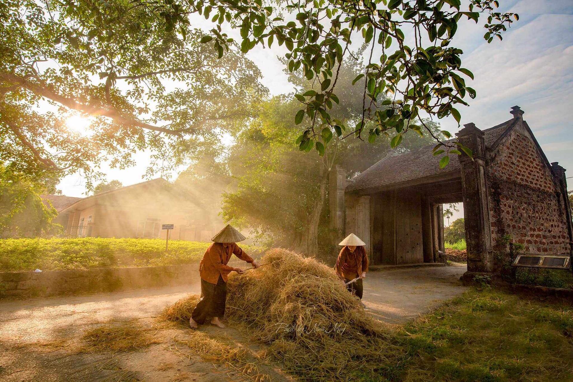 Instagram Duong Lam Ancient Village Tour & Train Street Ha Noi - Image 1