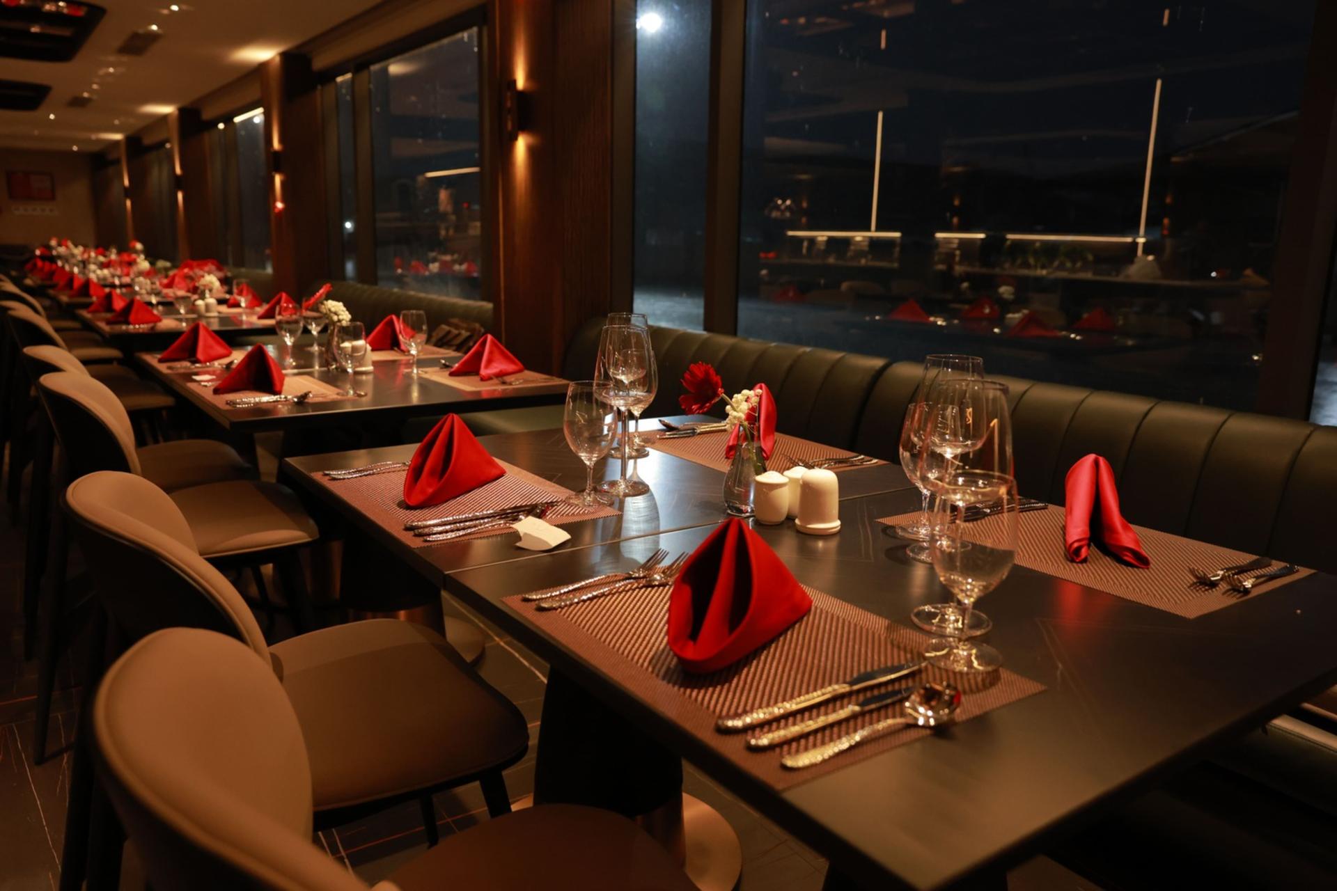 Elite Luxury Cruise | Dining Experience on the Saigon River - Thumbnail 17