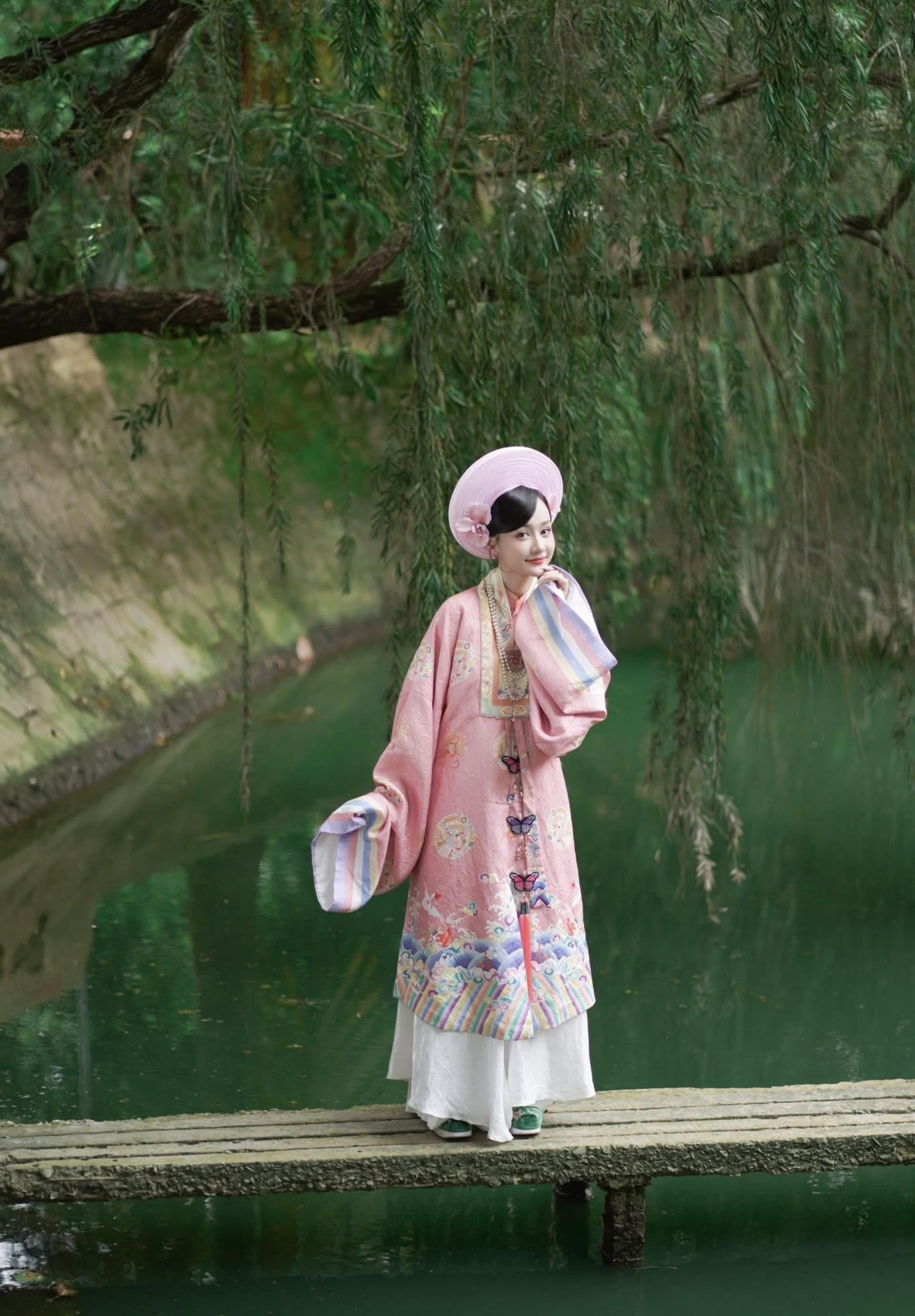 Royal Vietnamese Costume Rental & Professional Photoshoot in Hanoi - Thumbnail 5