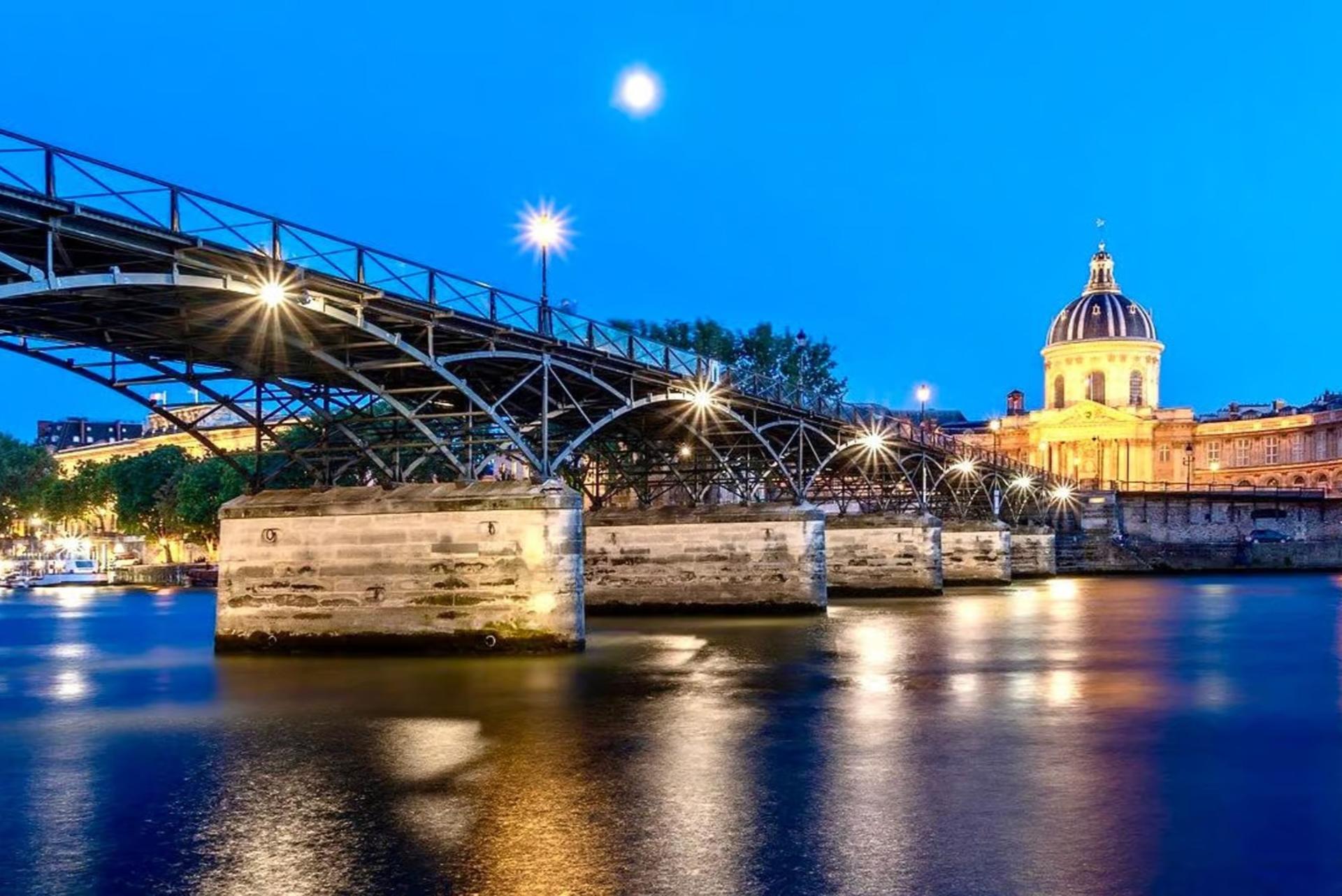 Paris Seine River Cruise Tour at Night with Waffle Tasting - Thumbnail 4