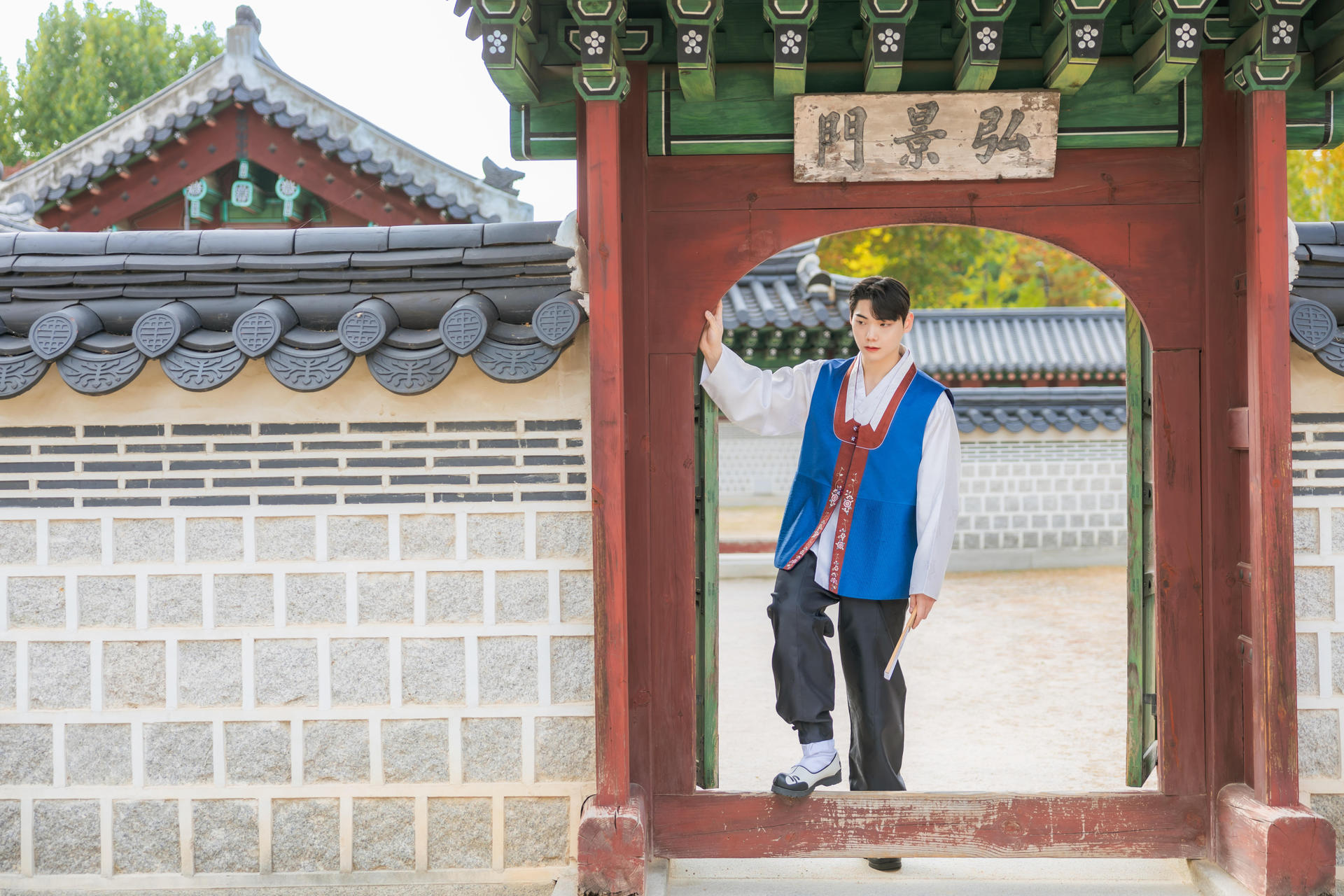 Gyeongbokgung Hanbok & Hairstyling Experience - Thumbnail 30
