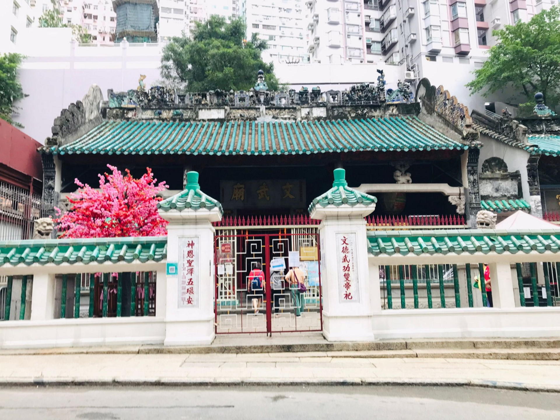 Deluxe Hong Kong Day Tour: Priority Peak Tram, City Walk & Dim Sum - Thumbnail 16