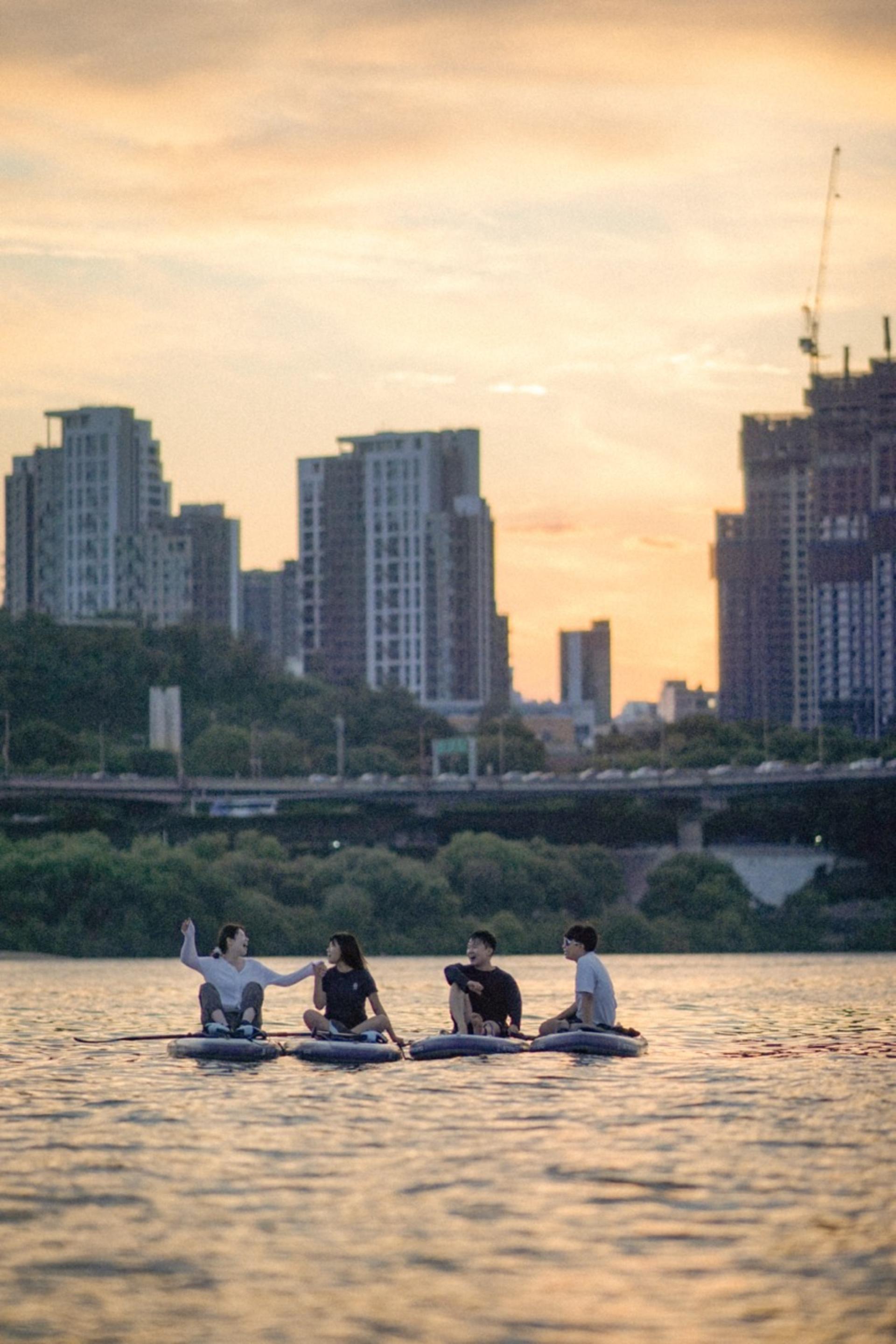Kayak & Paddleboard Adventure on the Han River in Seoul - Thumbnail 6