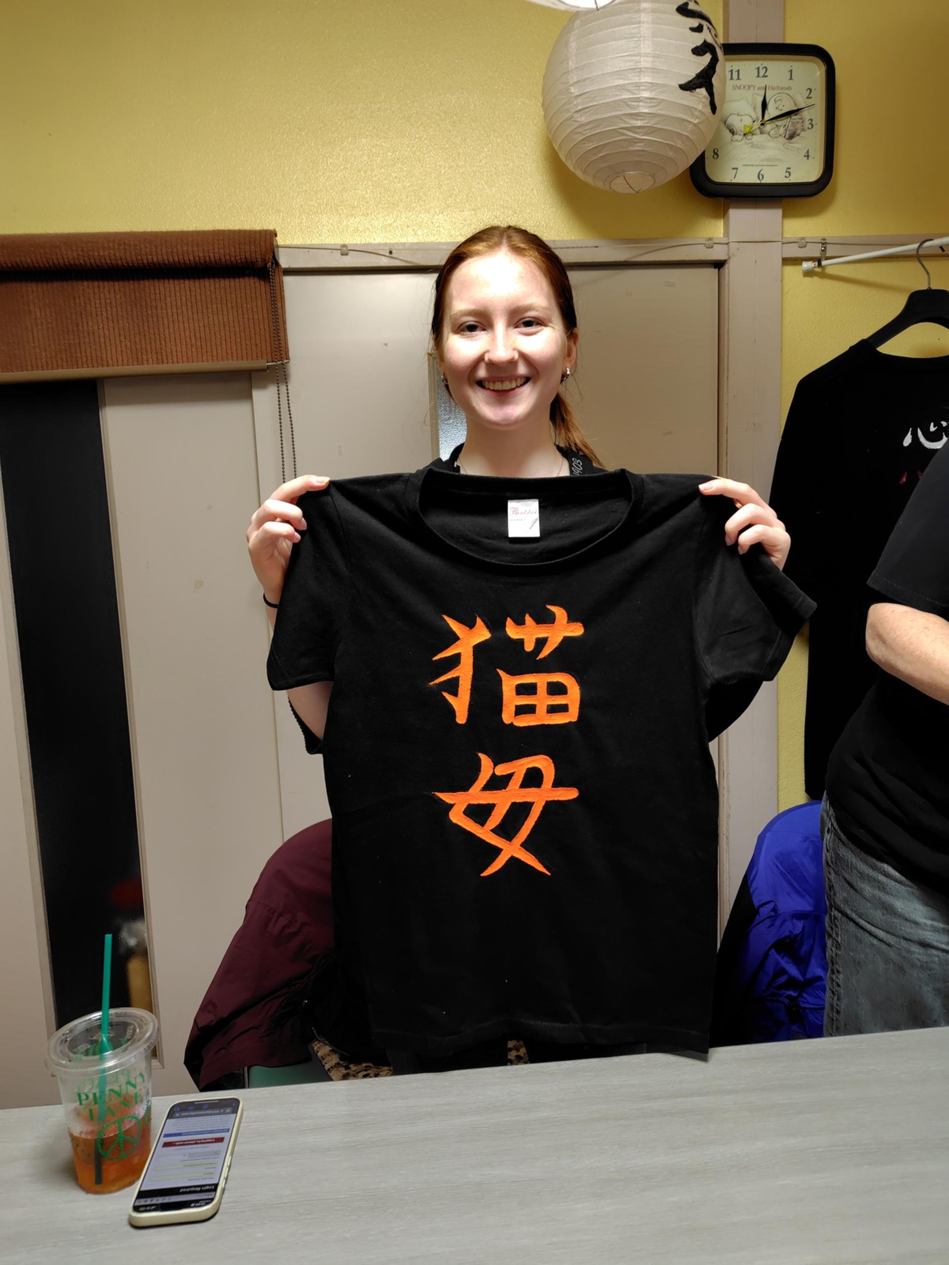 [Tokyo EdoHakuyo]: Kanji T-Shirt Painting & Okonomiyaki Making - Thumbnail 10