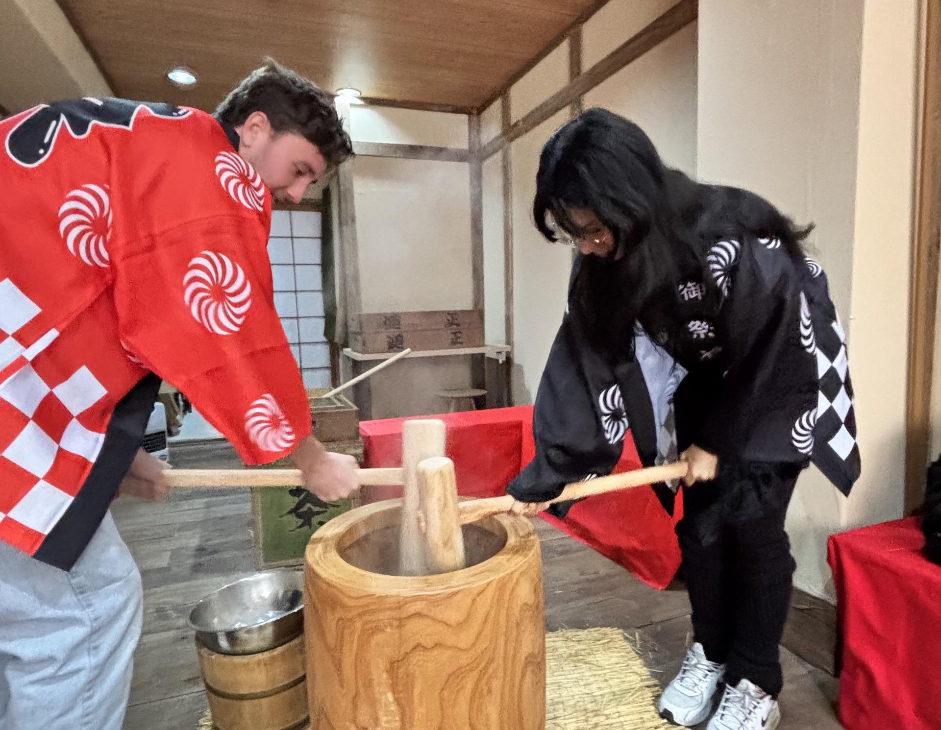 Traditional Mochi Pounding Experience with Tasting - Thumbnail 5