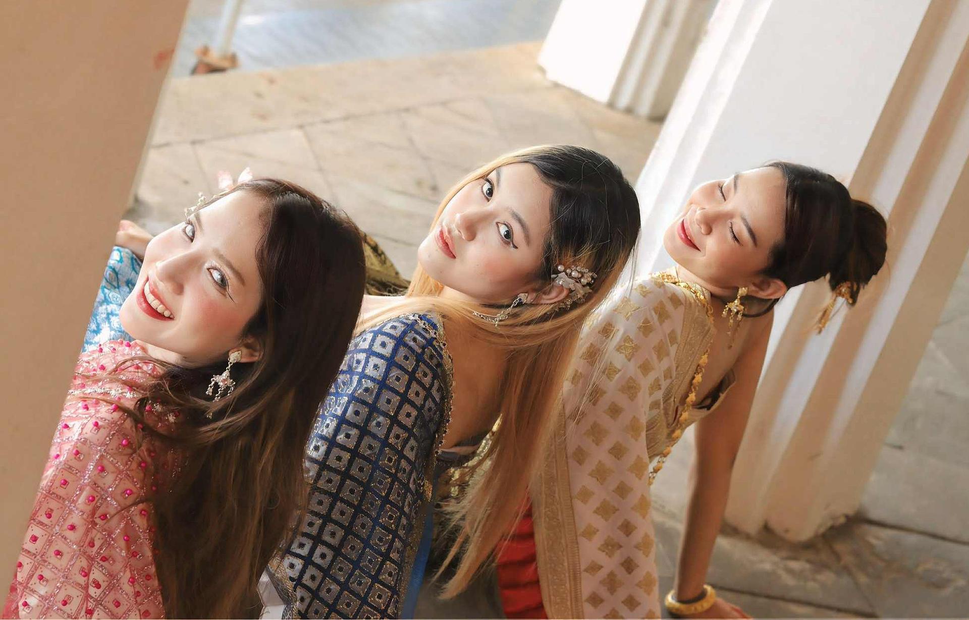 Full Set Thai Costume Rental in Bangkok + Hairdo & Makeup - Thumbnail 4