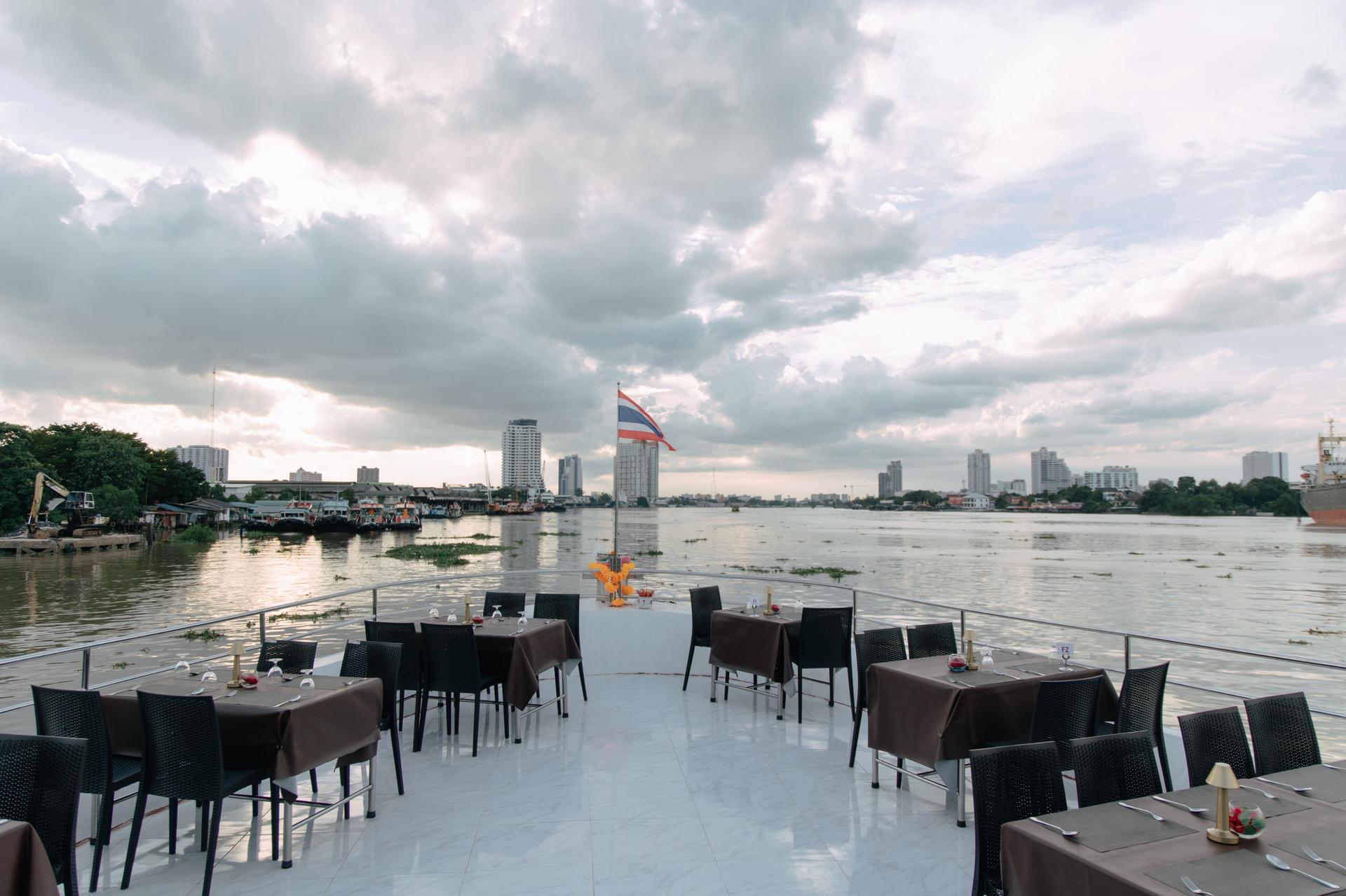 Unicorn Dinner Cruise in Bangkok - Thumbnail 4