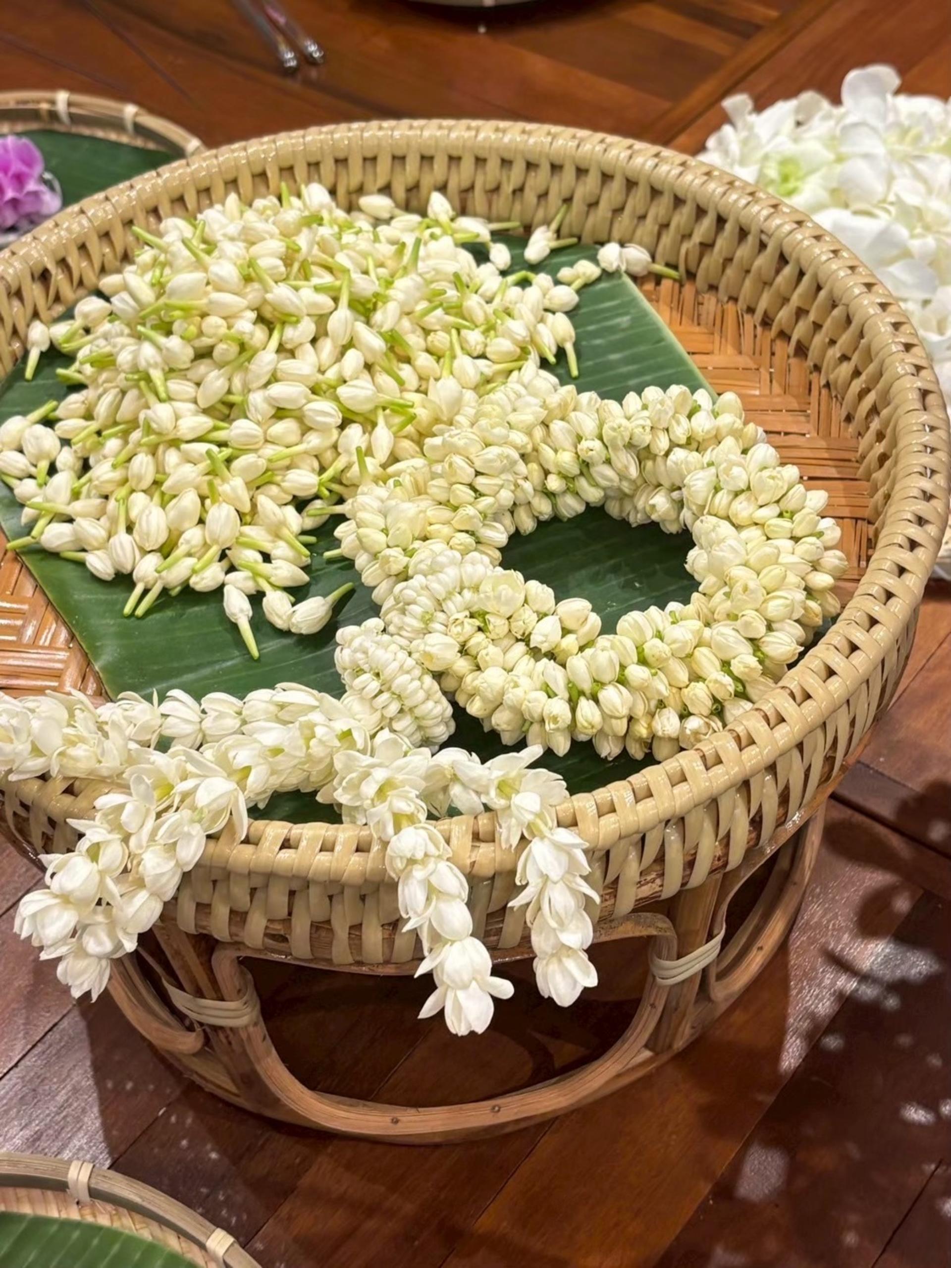 White Lotus Thai Garland Workshop at Pak Khlong Talat Market Tour in Bangkok - Thumbnail 35