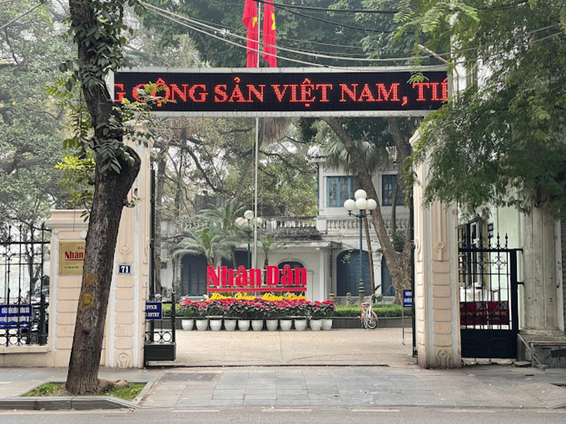 Hanoi Authentic Cyclo Tour of History and Street Food - Thumbnail 5